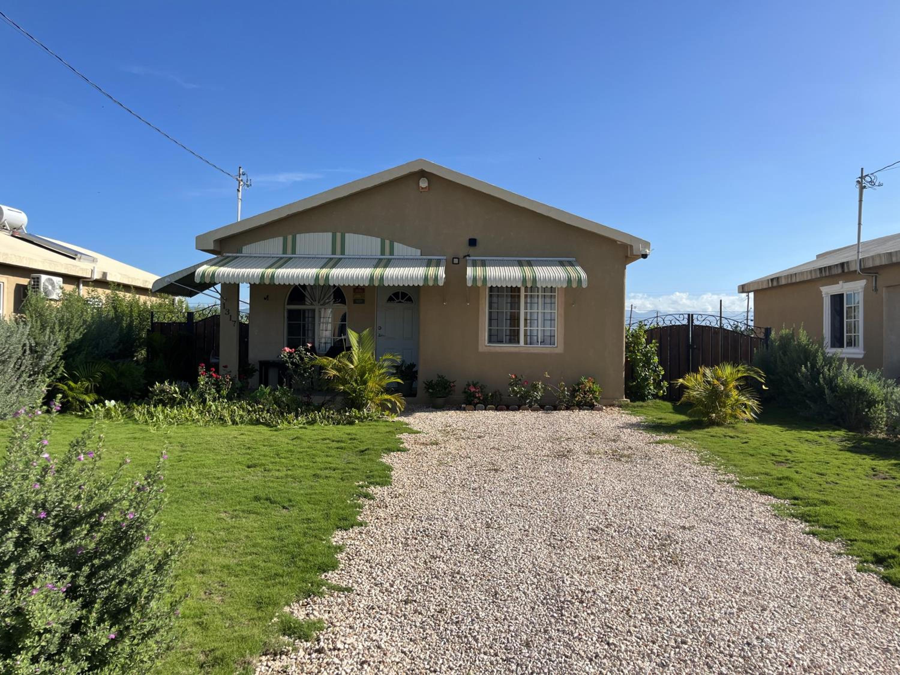 Finest Accommodation Phoenix Park Lot 1317 Phase 4 Portmore St Catherine view 2