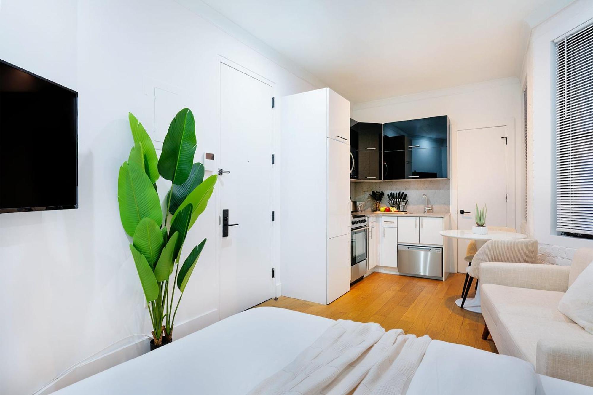 403-2E Newly Renovated Studio UES