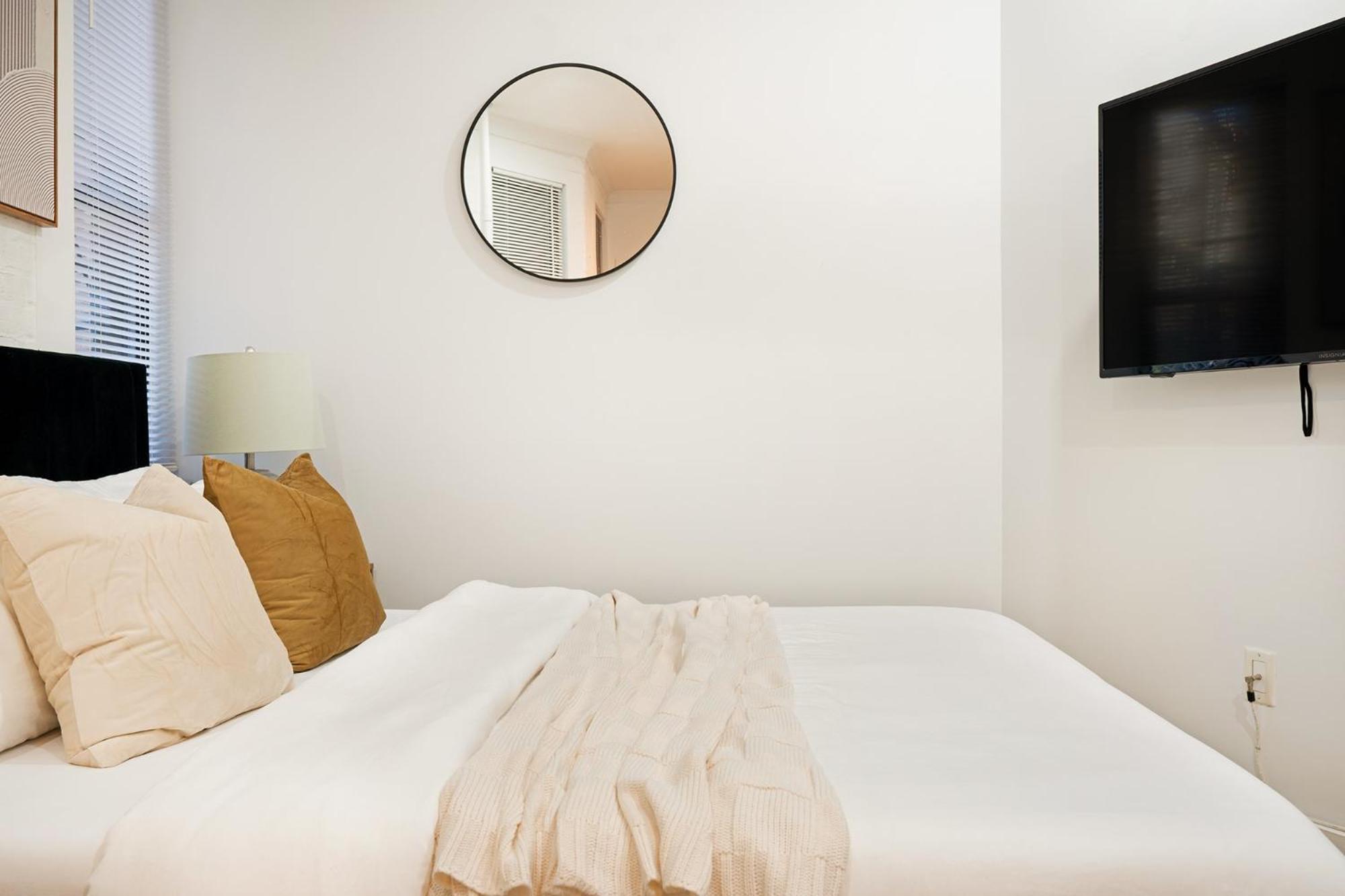 403-2E Newly Renovated Studio UES