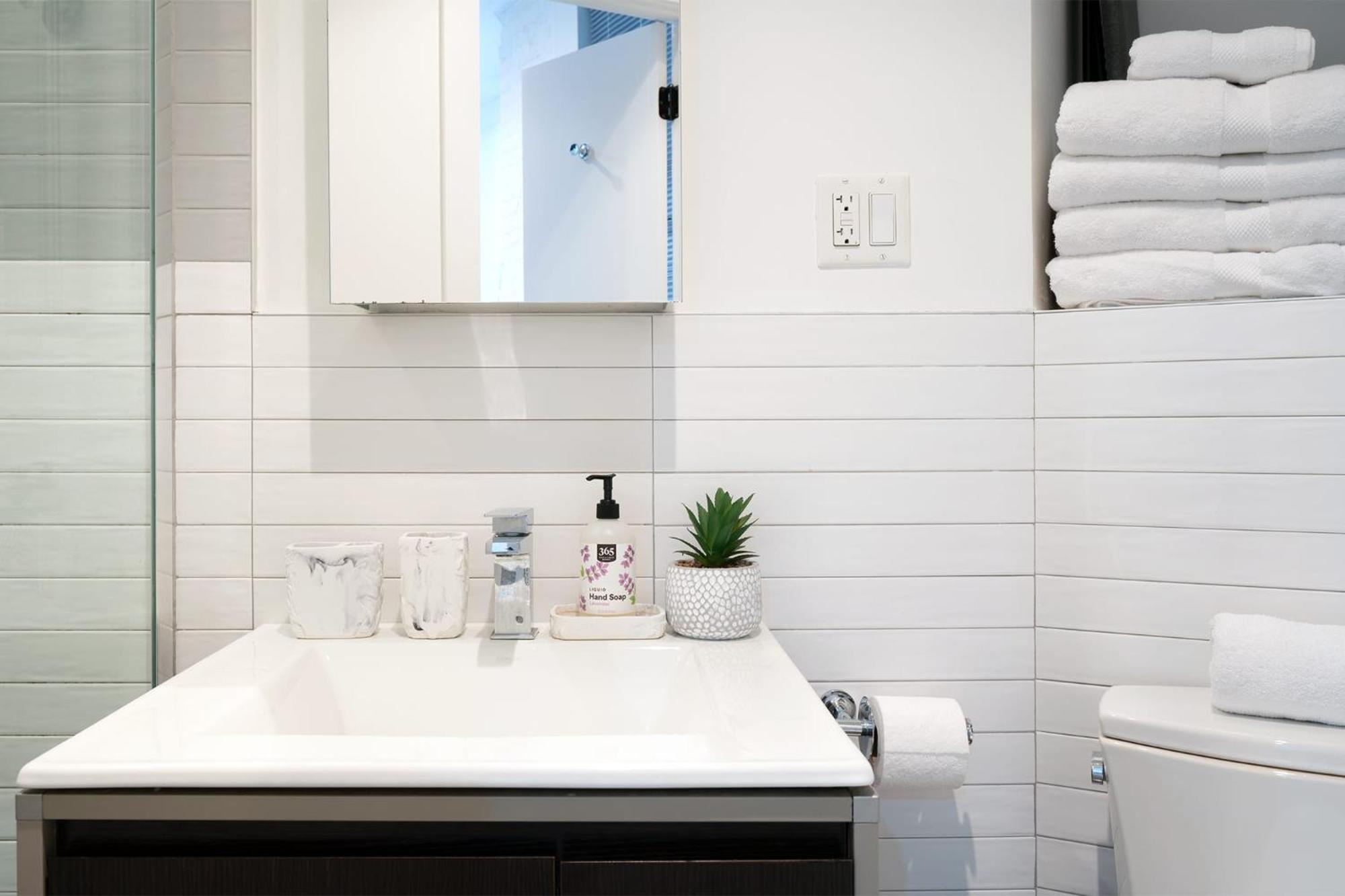 403-2E Newly Renovated Studio UES