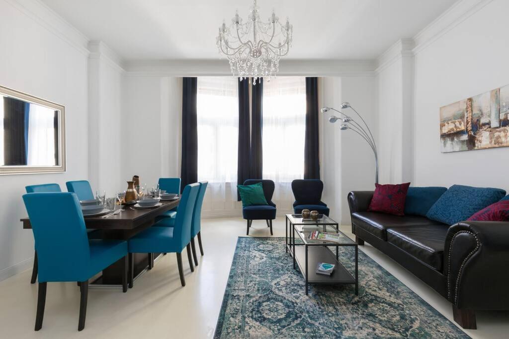 Grand Style&Luxury in the Center - 3BR with Balcony view 5