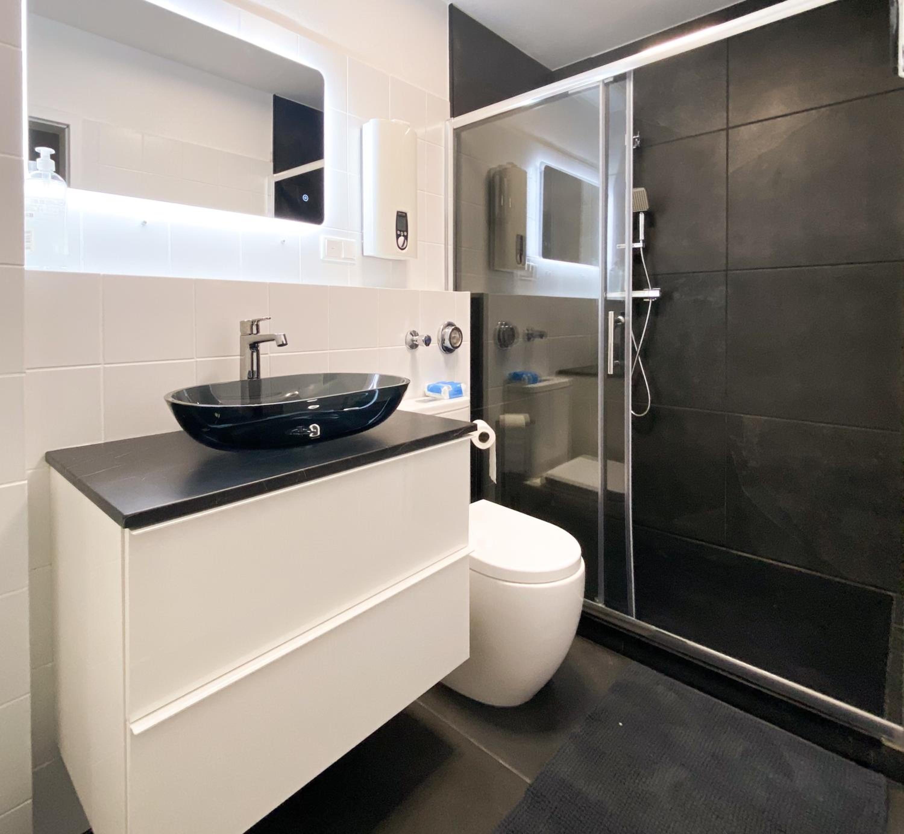 Luxurious Apartment in City-Center with Balcony, Free Parking