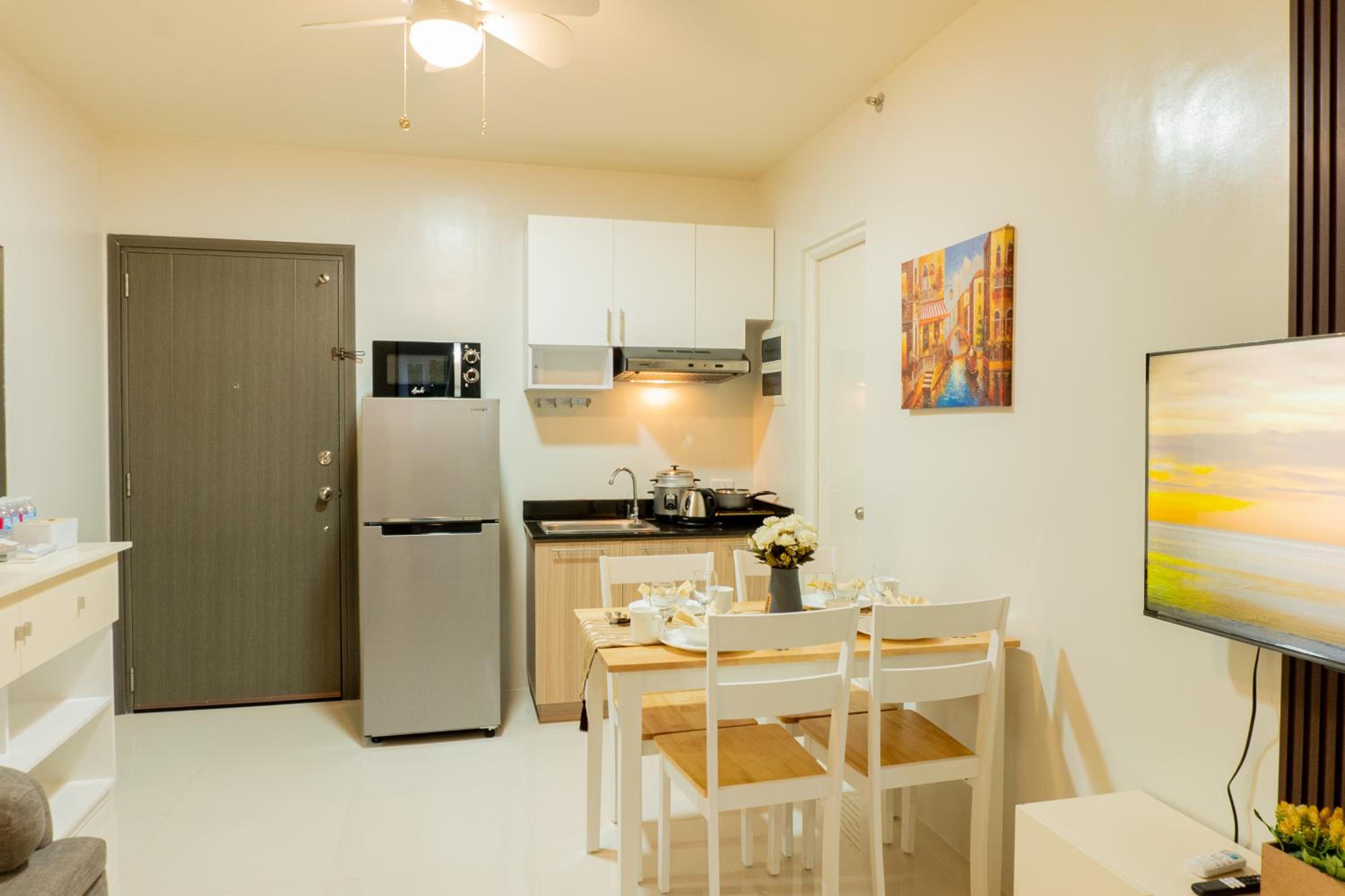 Palawan 2BR Rentals with FREE Swimming Pool, Gym & FREE Parking near PPC Airport - B1 5Kunzite view 5