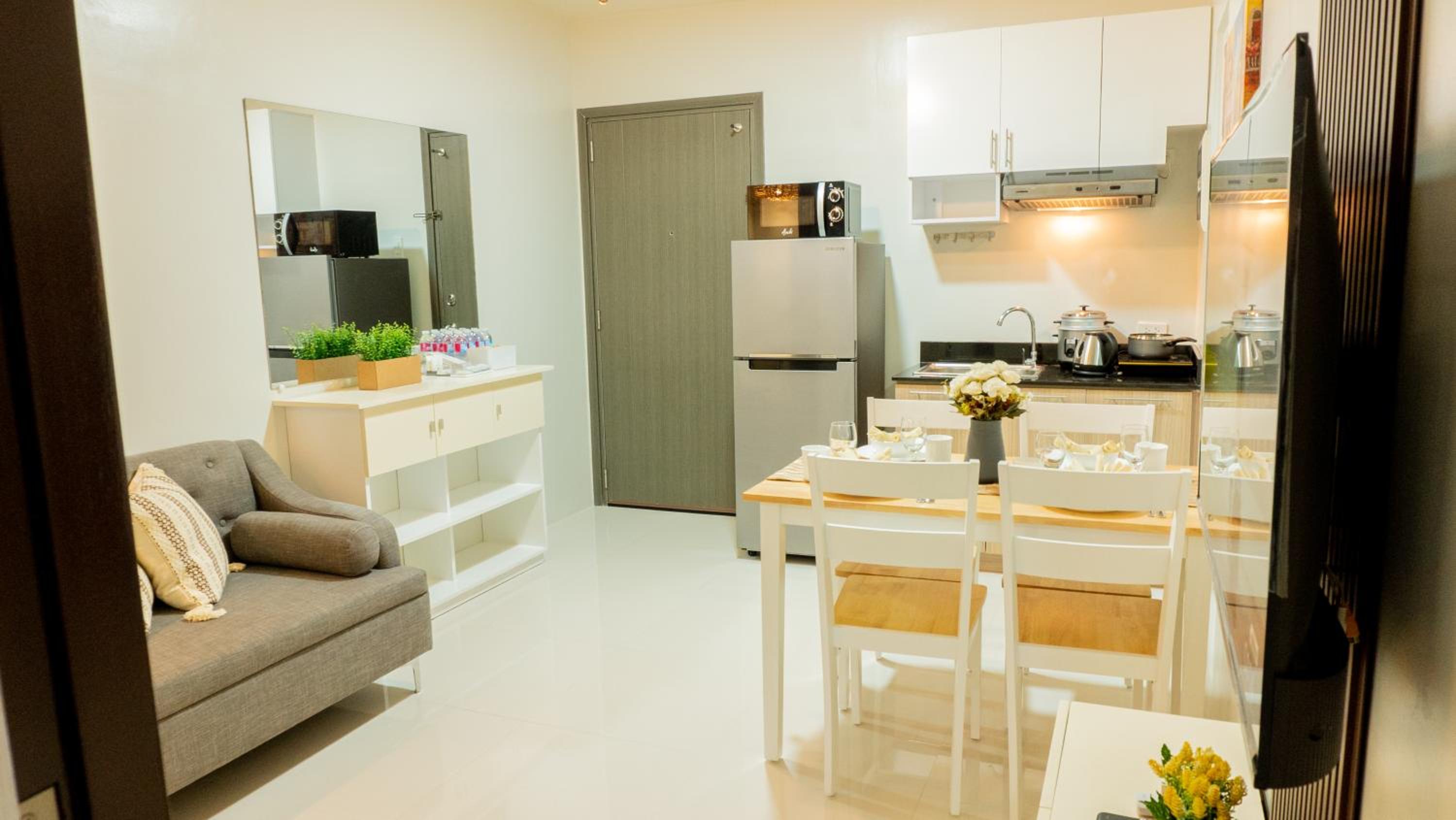 Palawan 2BR Rentals with FREE Swimming Pool, Gym & FREE Parking near PPC Airport - B1 5Kunzite view 3