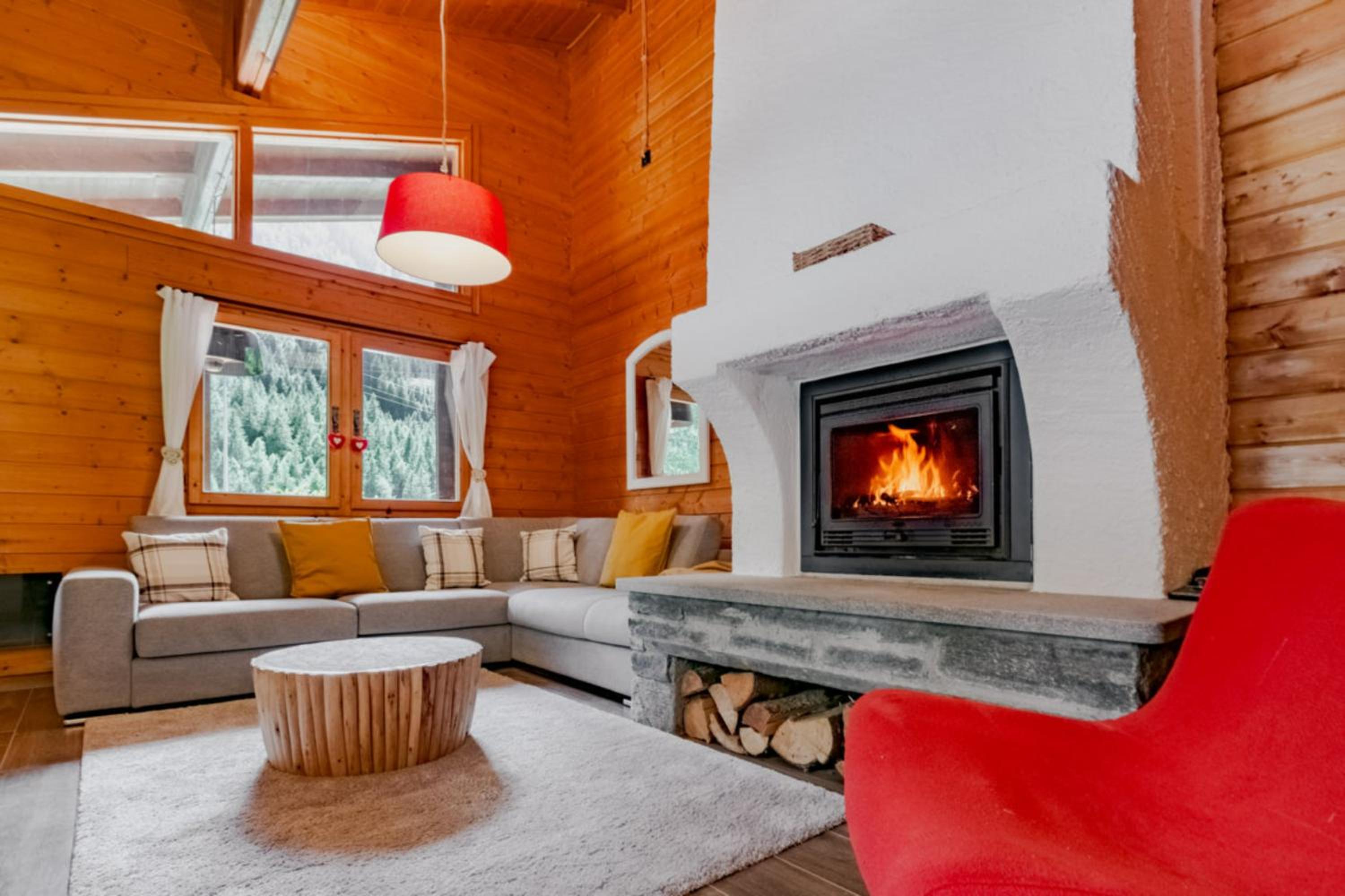 Chalet Soleada with Fireplace and Terrace for 5 - Happy Rentals