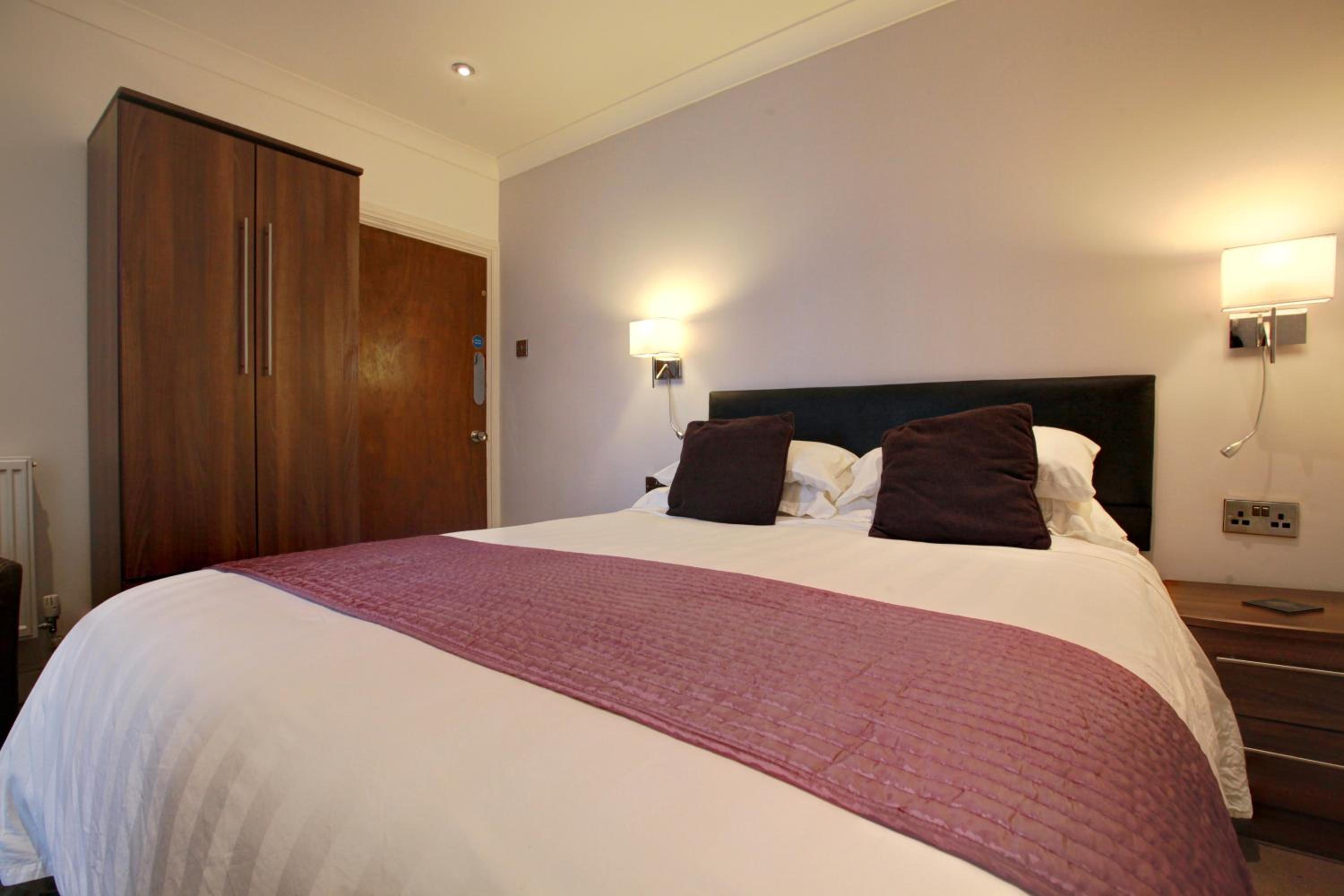 Farnham Hotel