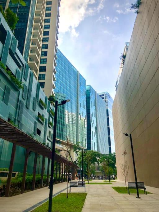 2BR 2TB Uptown Parksuites BGC Balcony,fast WiFi,Washer view 2