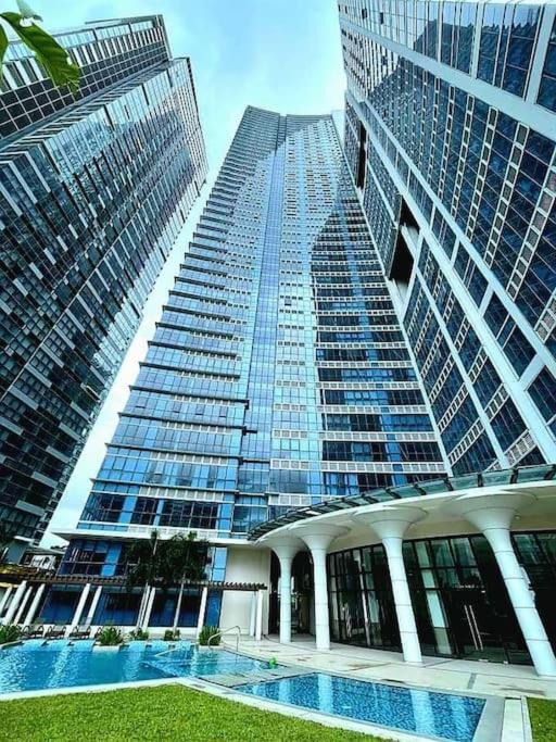 2BR 2TB Uptown Parksuites BGC Balcony,fast WiFi,Washer view 3