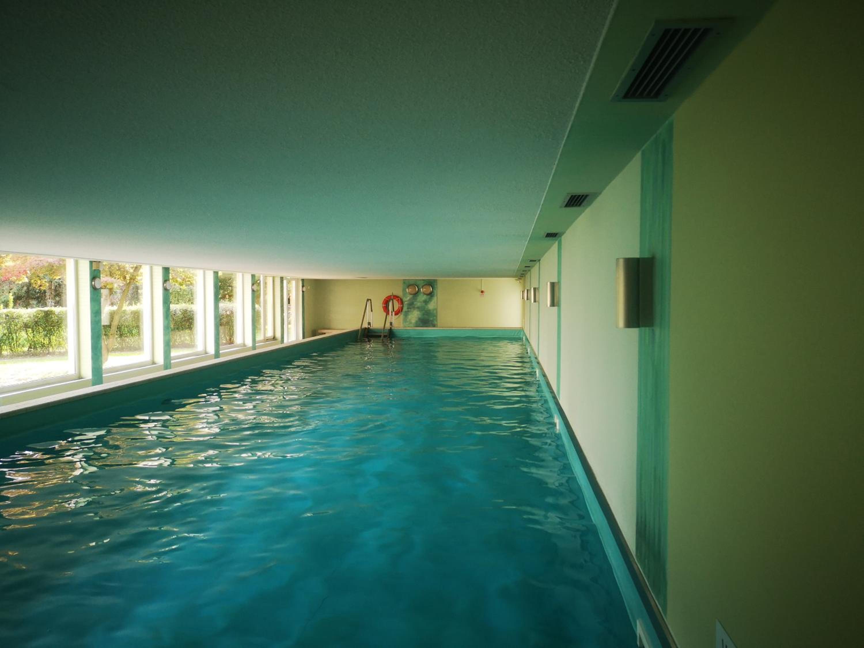 Kärnten Ossiacher See Apartment zwei Zimmer Ferienwohnung direkter Seezugang Strand beheizte Schwimmhalle