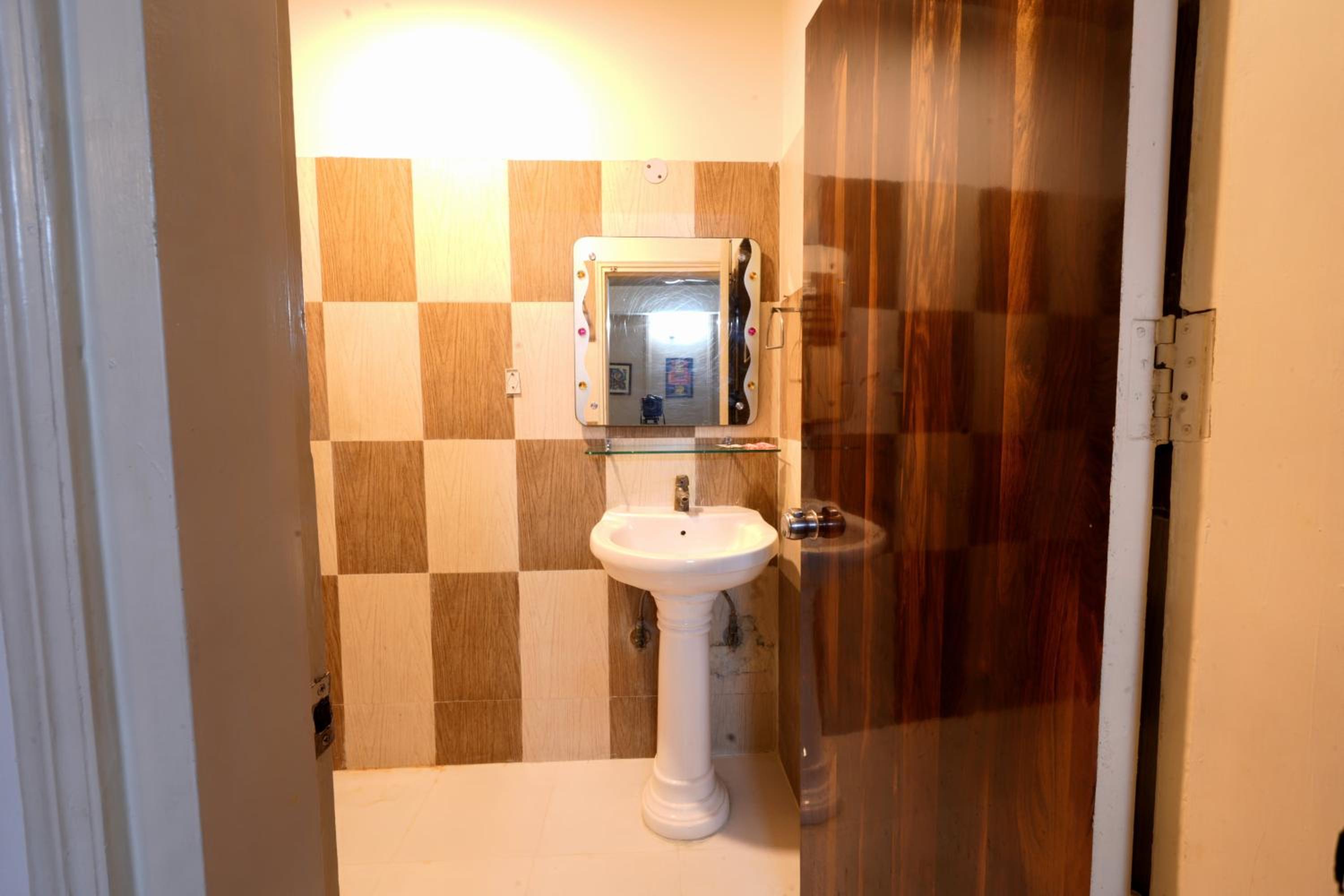 Hotel Opera Delhi Airport