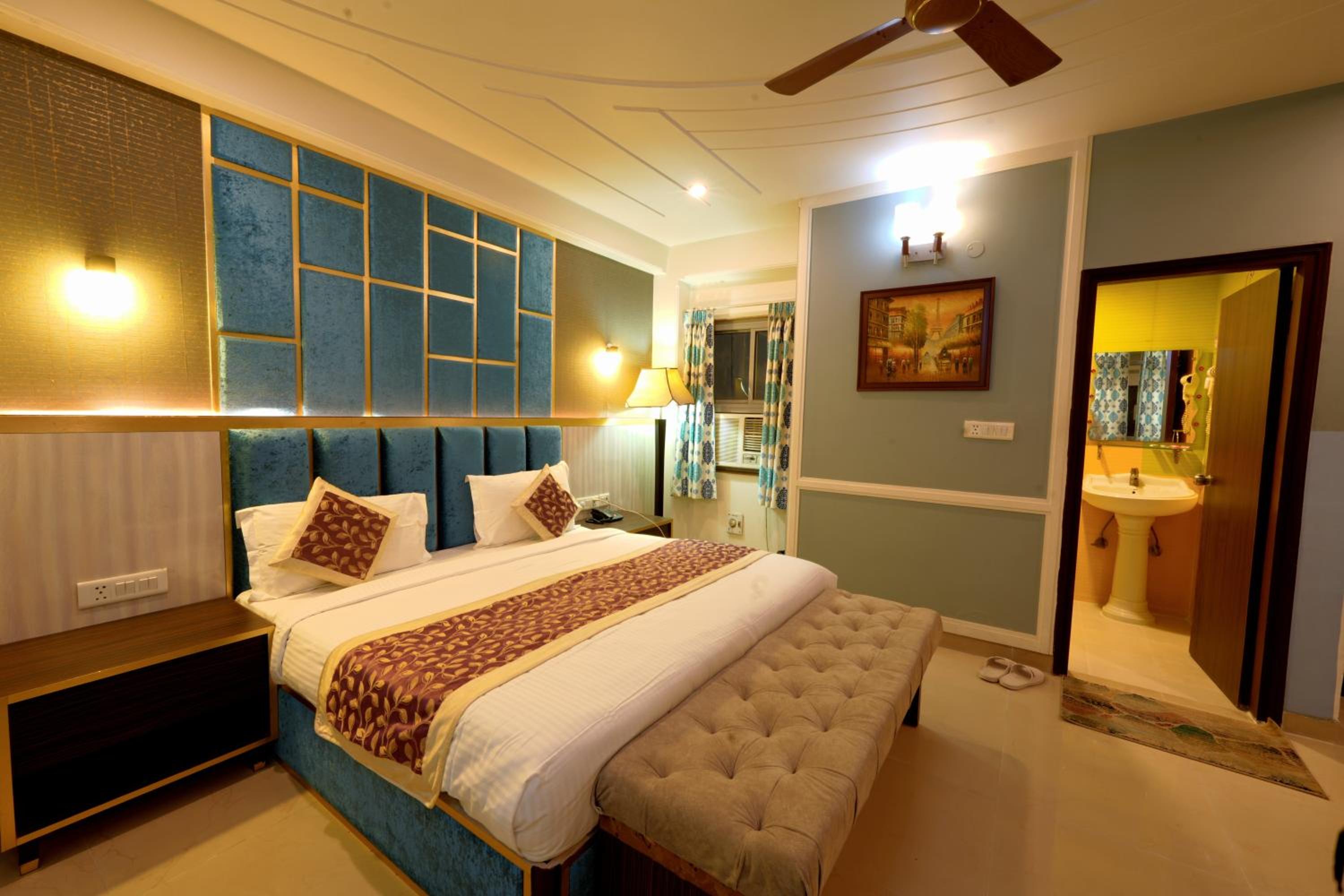 Hotel Opera Delhi Airport