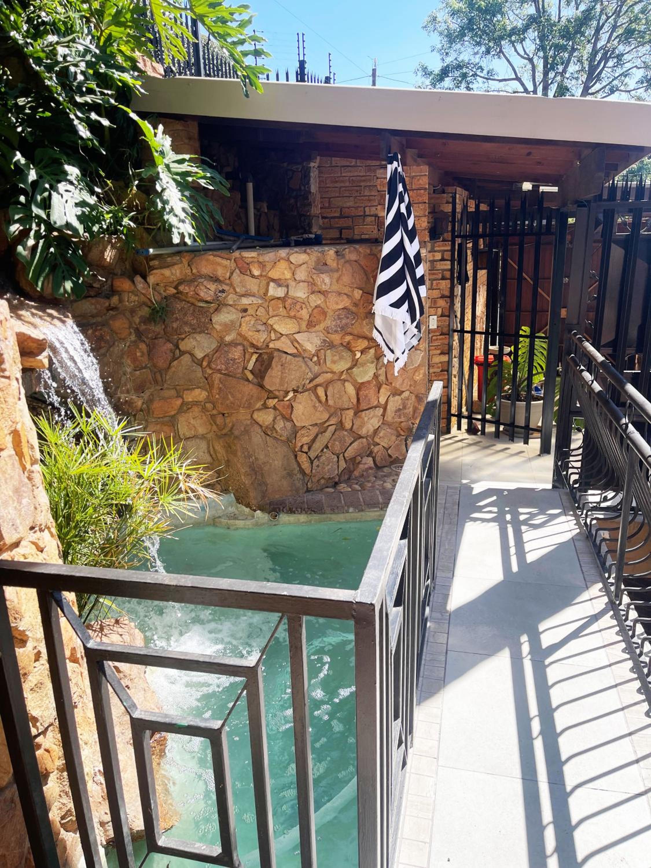 Luxury Boutique Nature Stay! Northcliff - Sunset Views, Solar, Work, Pool