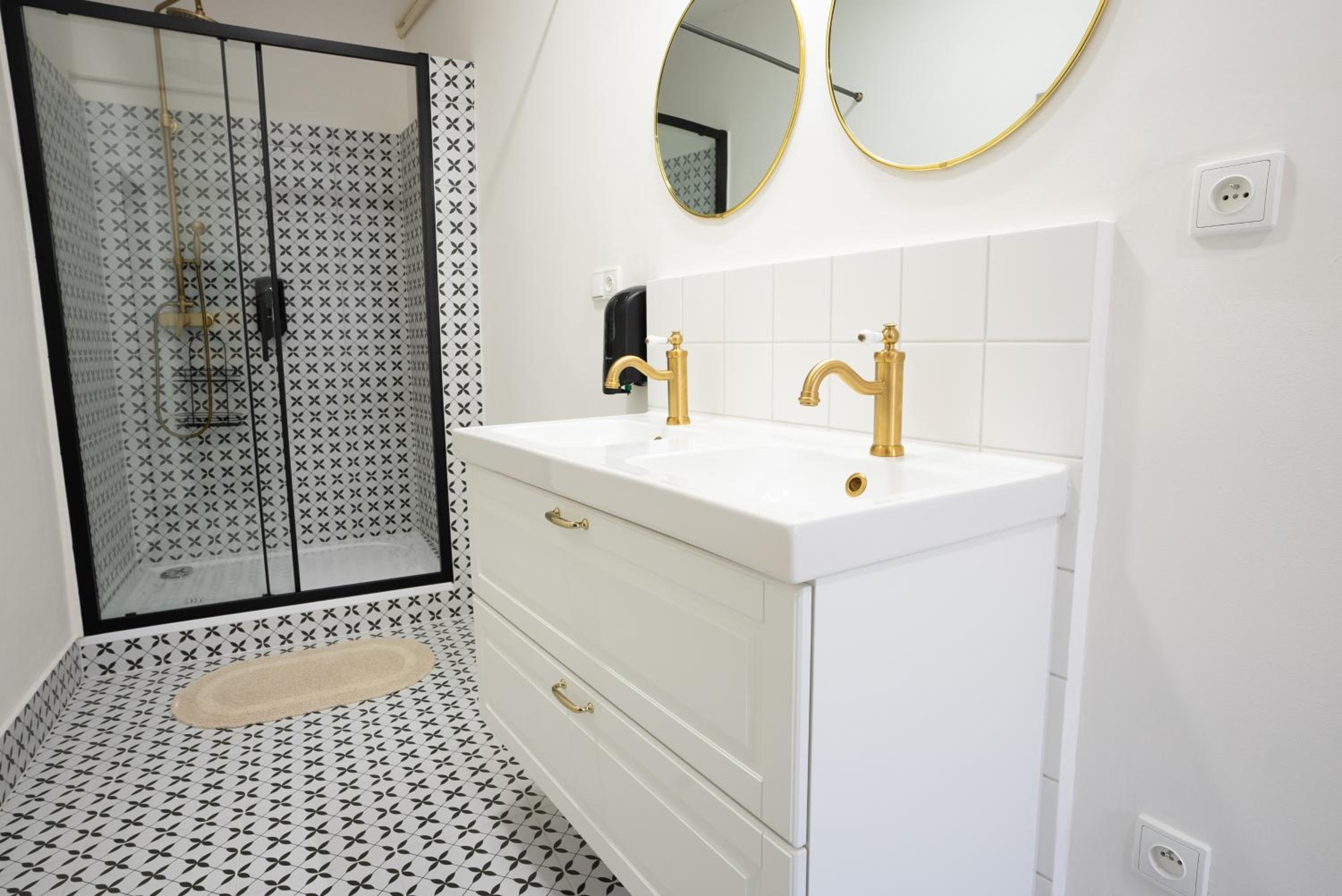 White Wolf House Hostel & Apartments