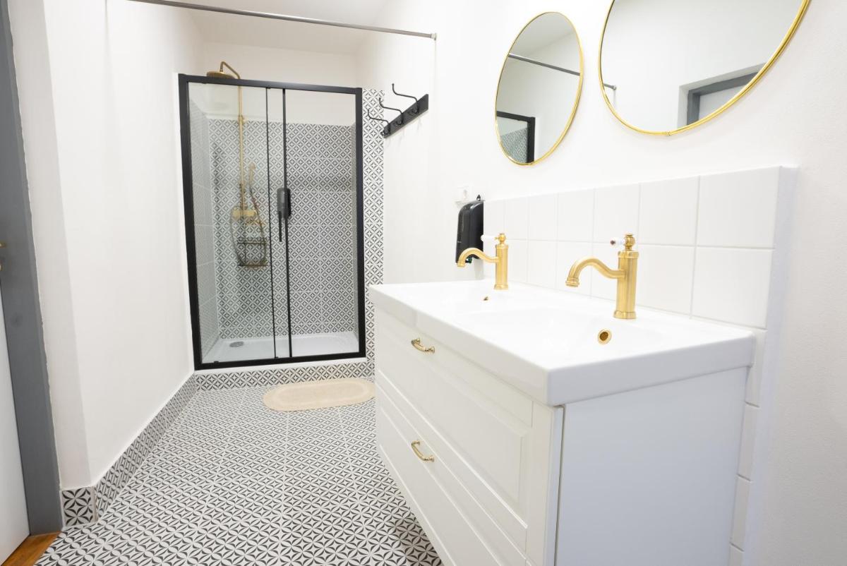 White Wolf House Hostel & Apartments