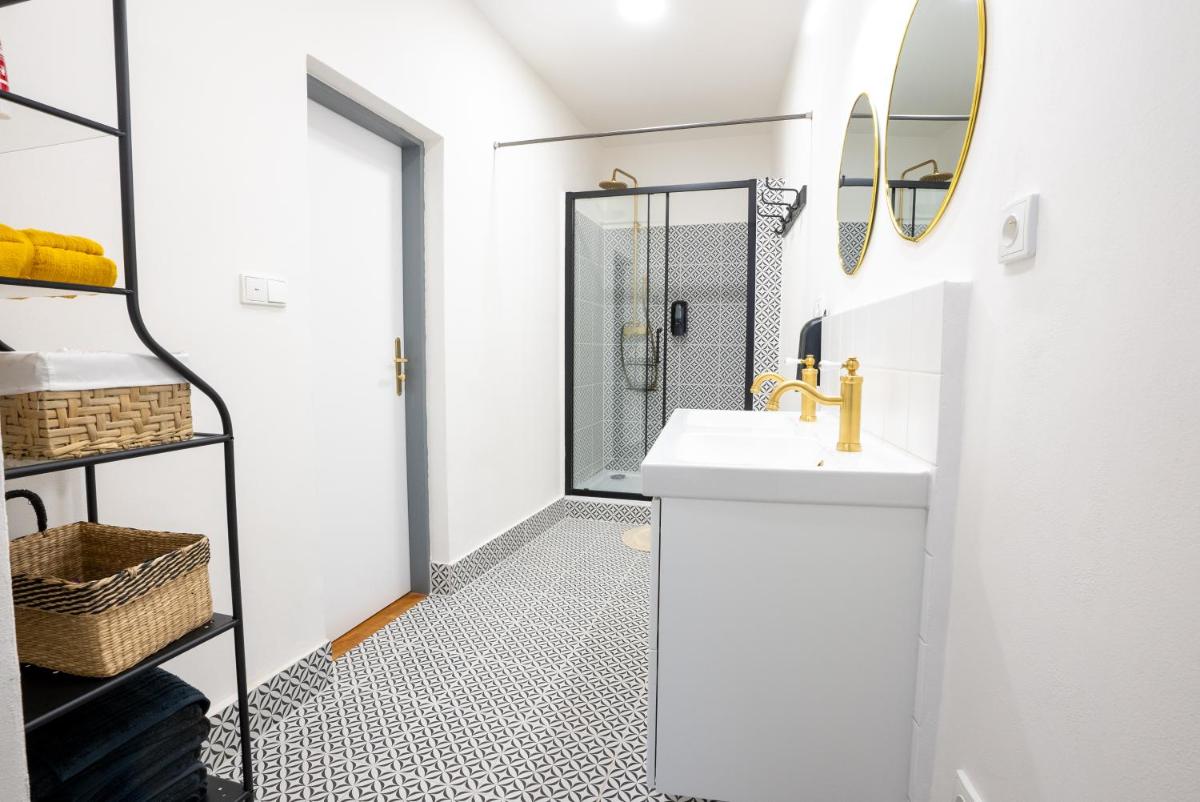 White Wolf House Hostel & Apartments