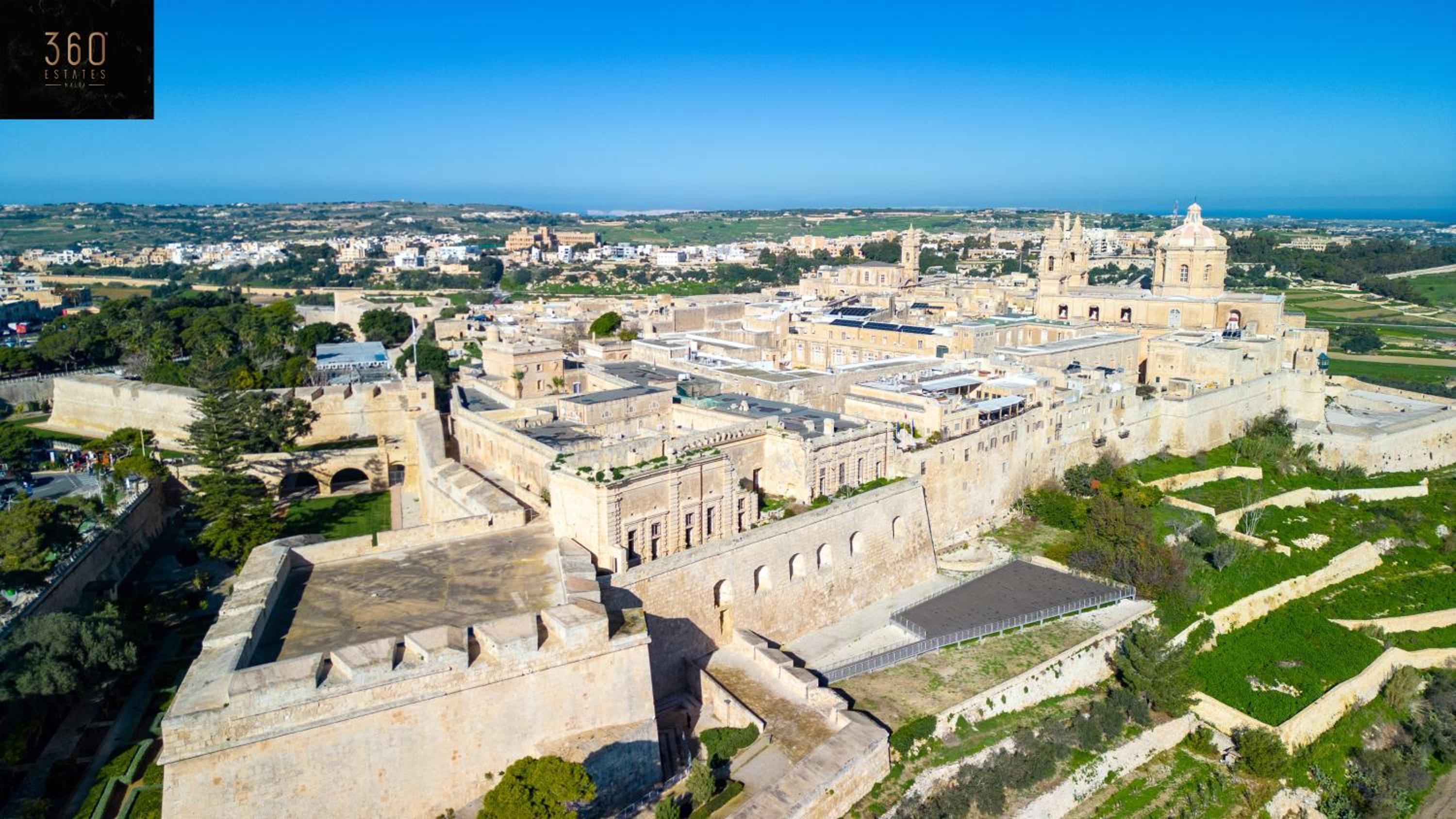 Historical Mdina Gem, Lux HOME with Rooftop Pool by 360 Estates