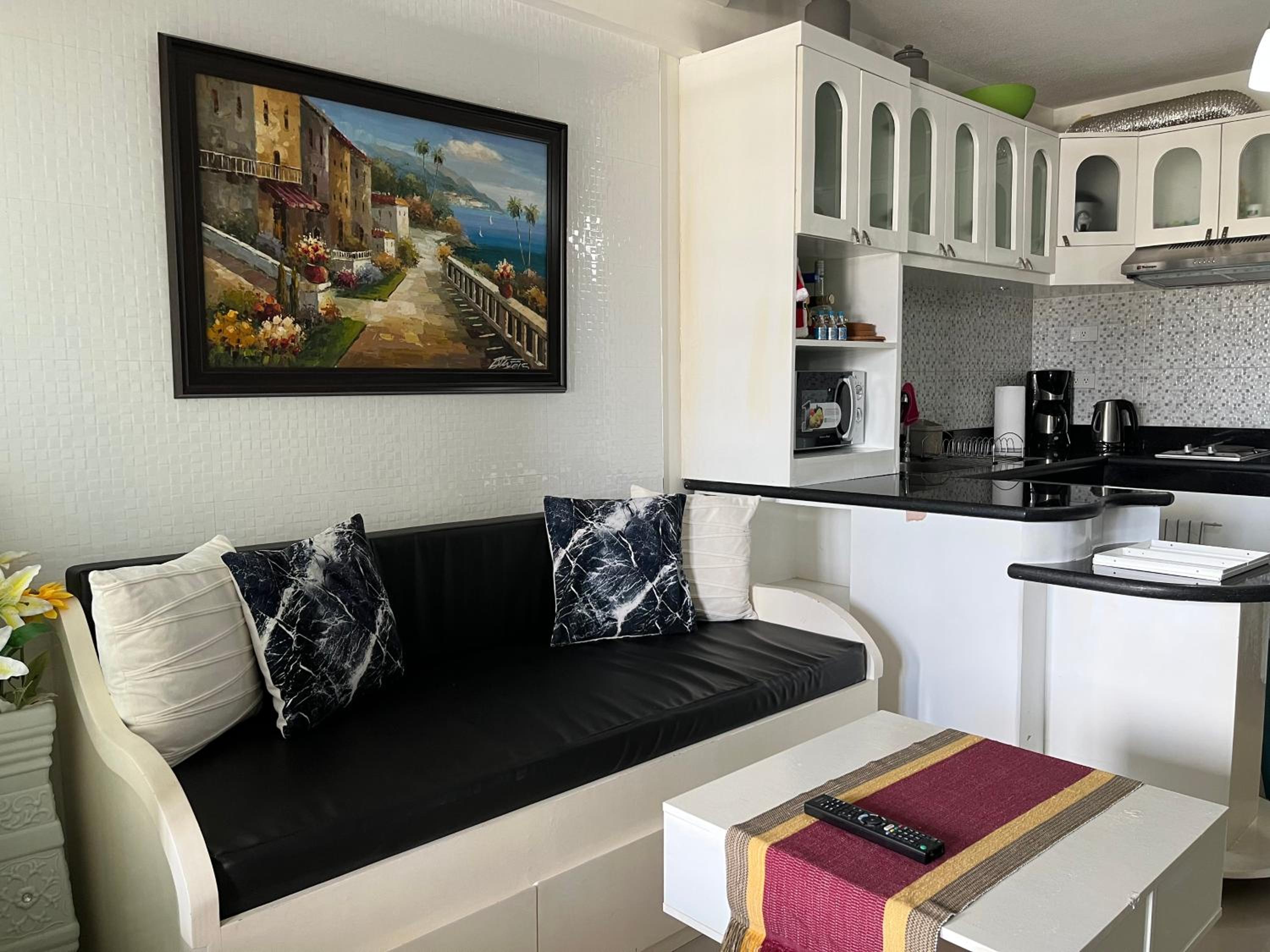 Joling's Crib wid Netflix and strong wifi and with a small veranda and facing amenities view 4