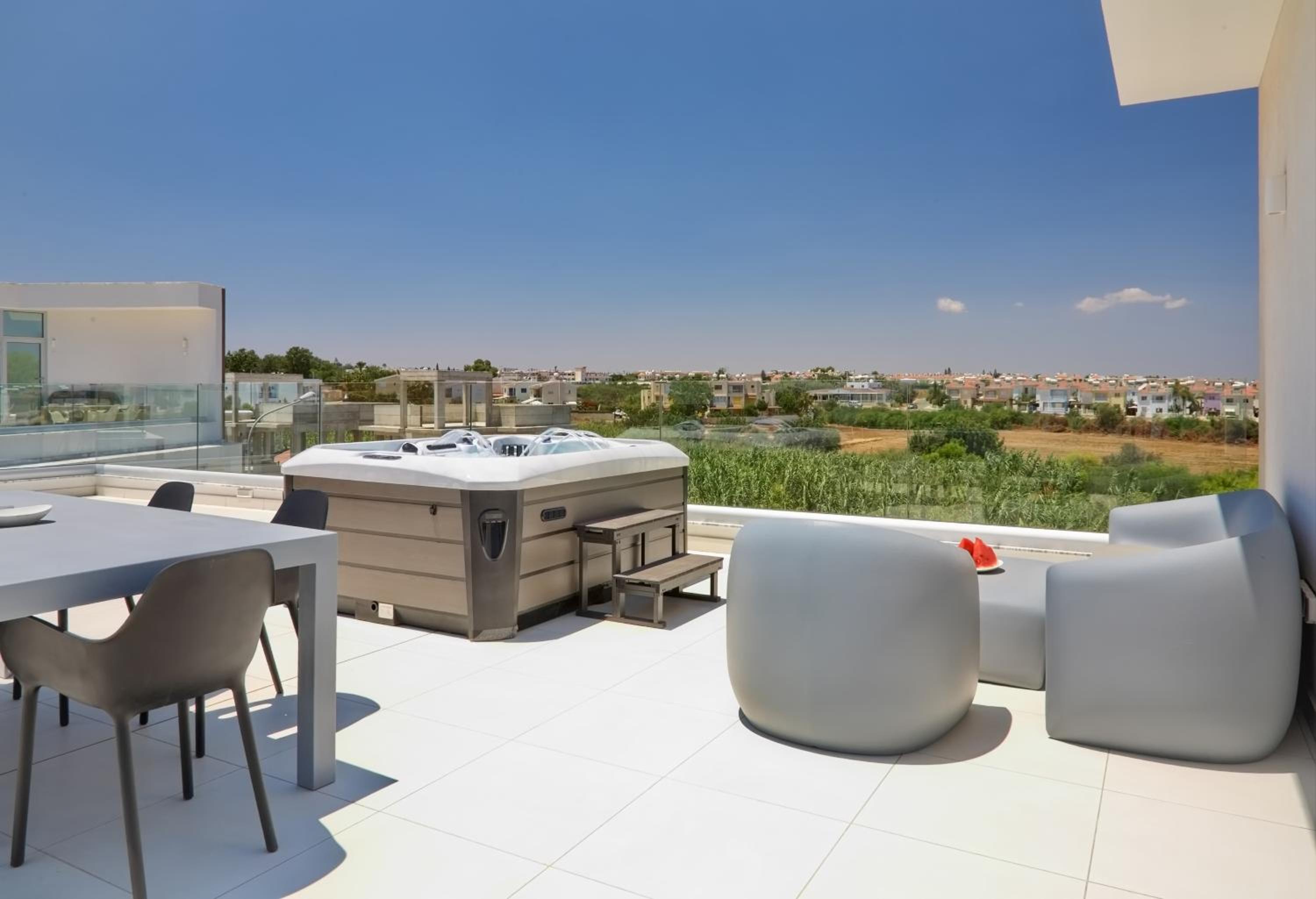 Seaview Luxury Villa Jacuzzi & Pool! 2 Min Beach
