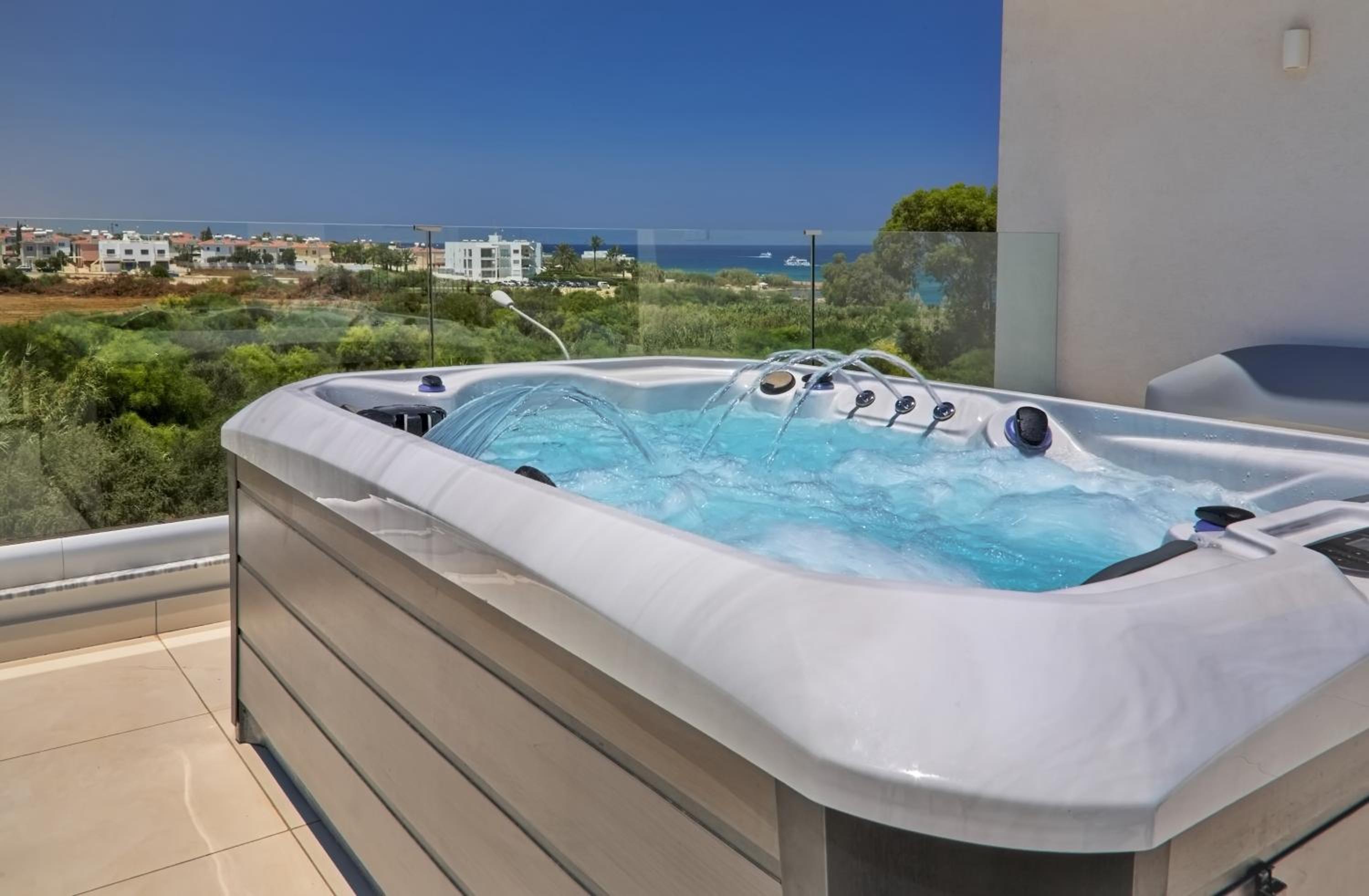 Seaview Luxury Villa Jacuzzi & Pool! 2 Min Beach