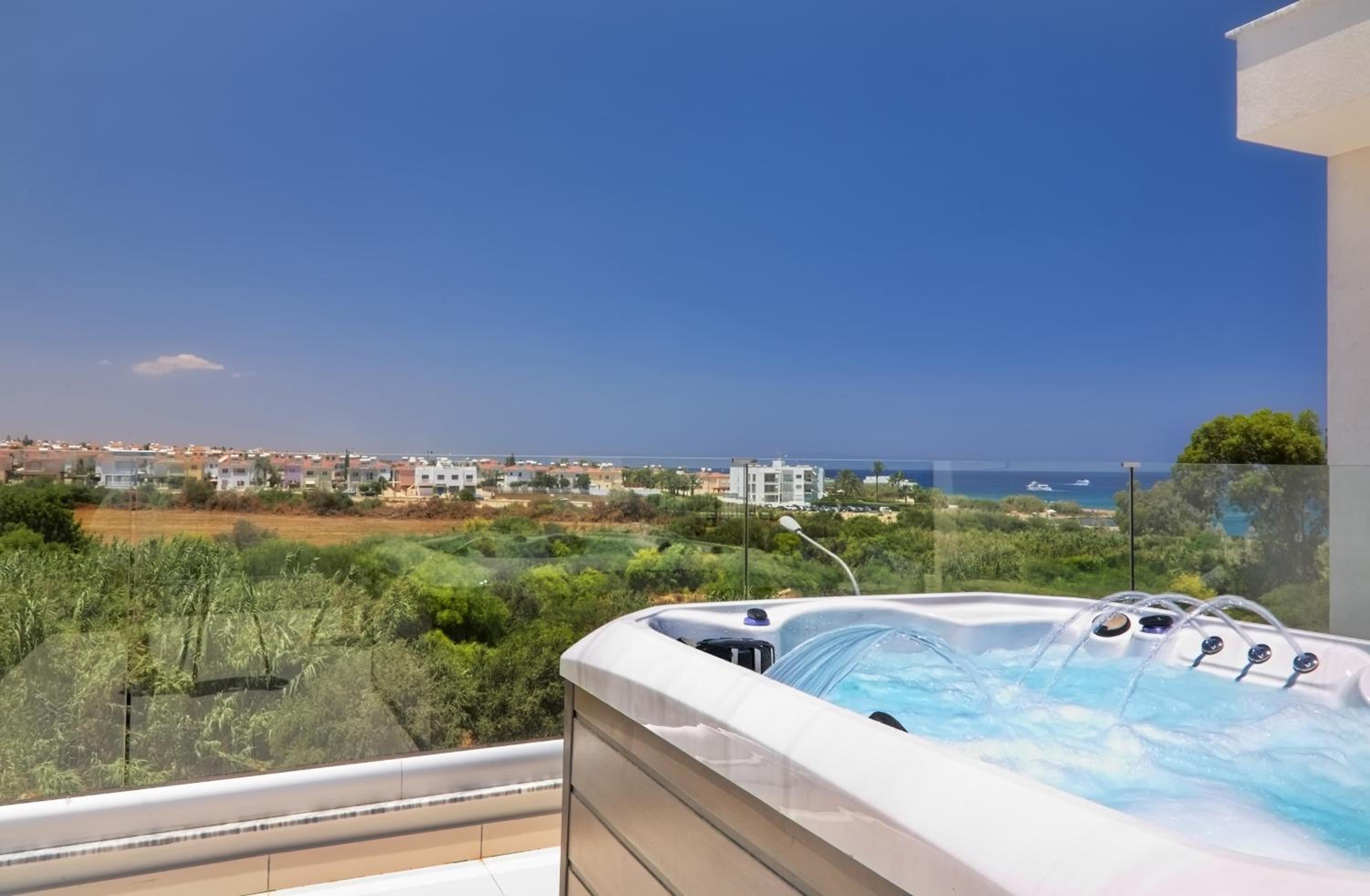 Seaview Luxury Villa Jacuzzi & Pool! 2 Min Beach