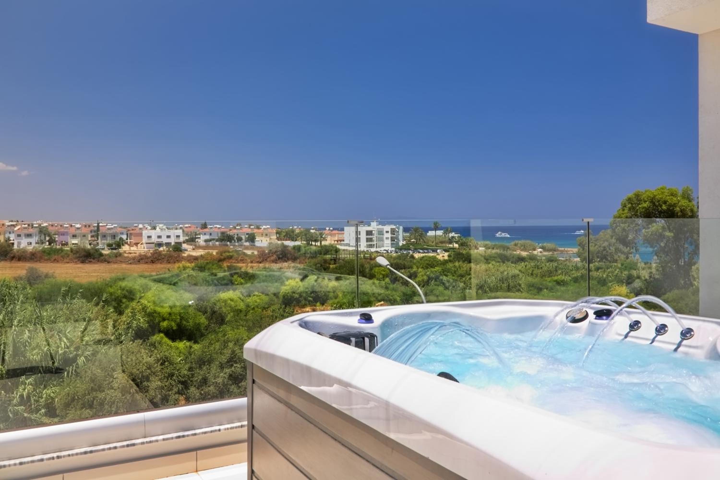 Seaview Luxury Villa Jacuzzi & Pool! 2 Min Beach