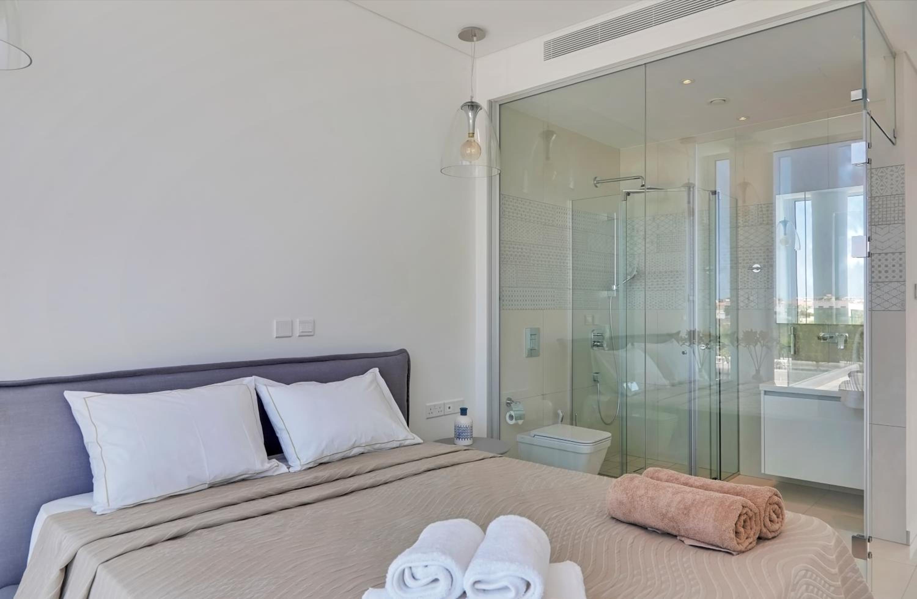 Seaview Luxury Villa Jacuzzi & Pool! 2 Min Beach