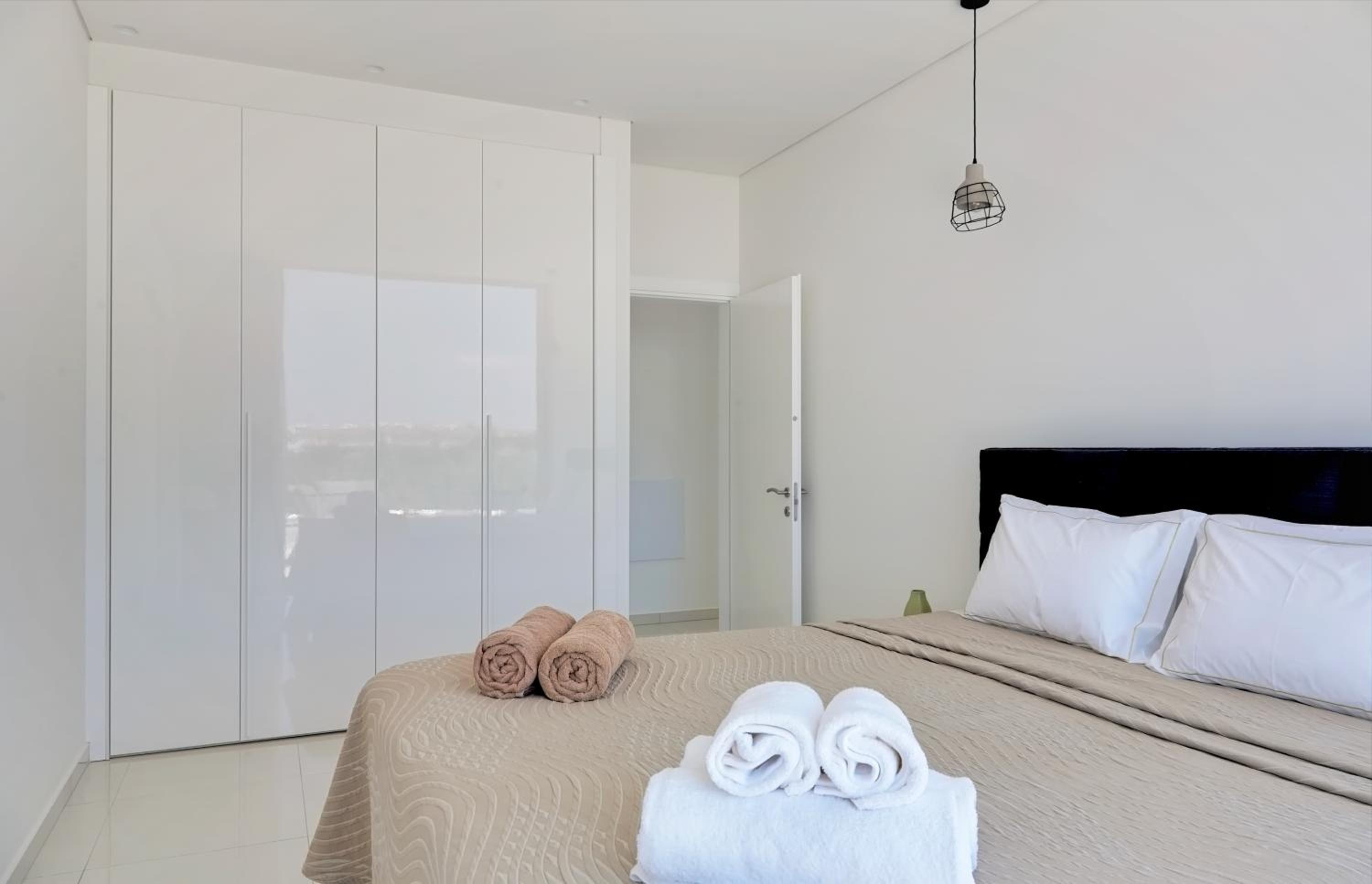 Seaview Luxury Villa Jacuzzi & Pool! 2 Min Beach