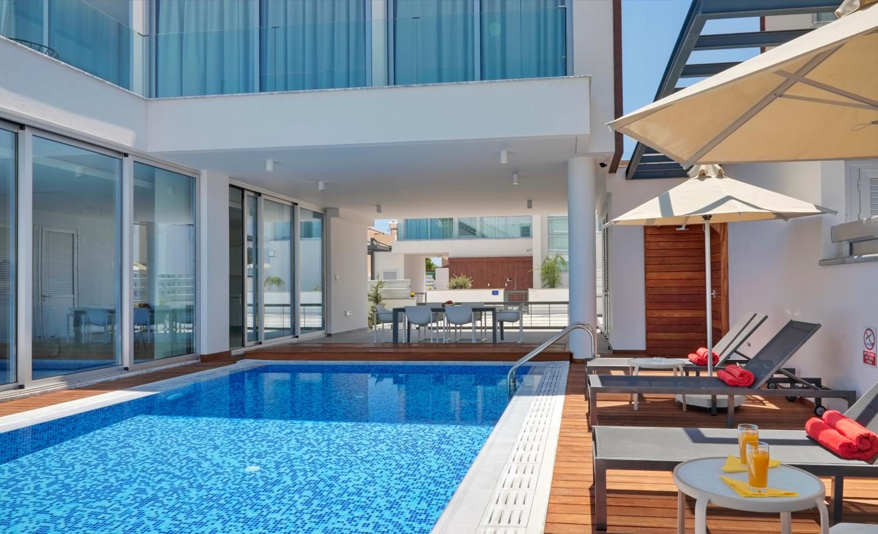 Seaview Luxury Villa Jacuzzi & Pool! 2 Min Beach