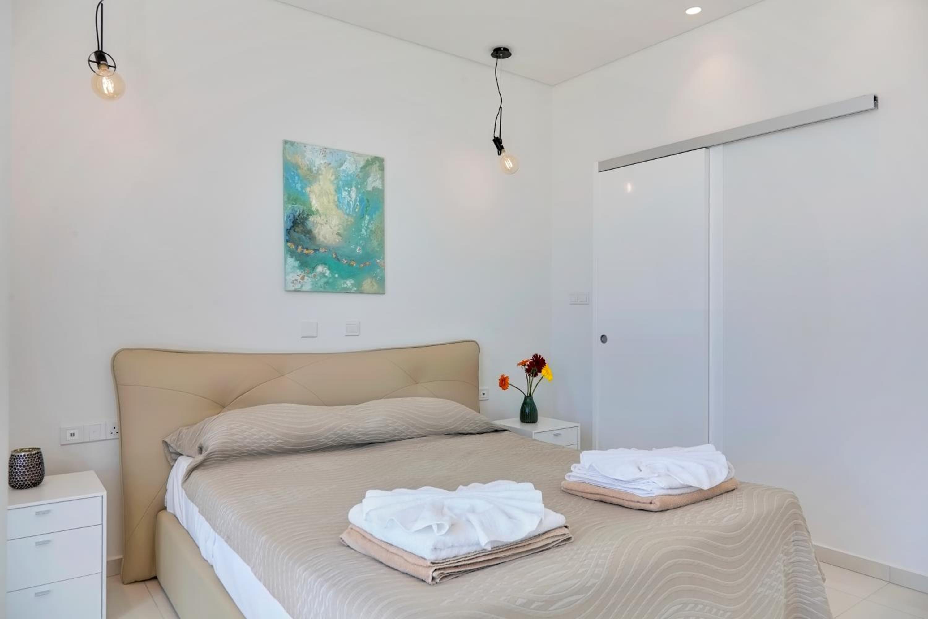 Seaview Luxury Villa Jacuzzi & Pool! 2 Min Beach