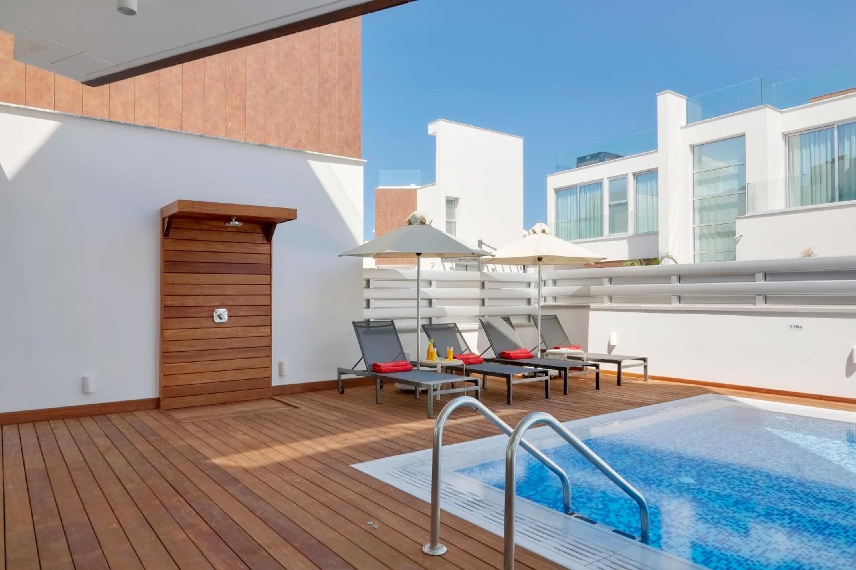 Seaview Luxury Villa Jacuzzi & Pool! 2 Min Beach