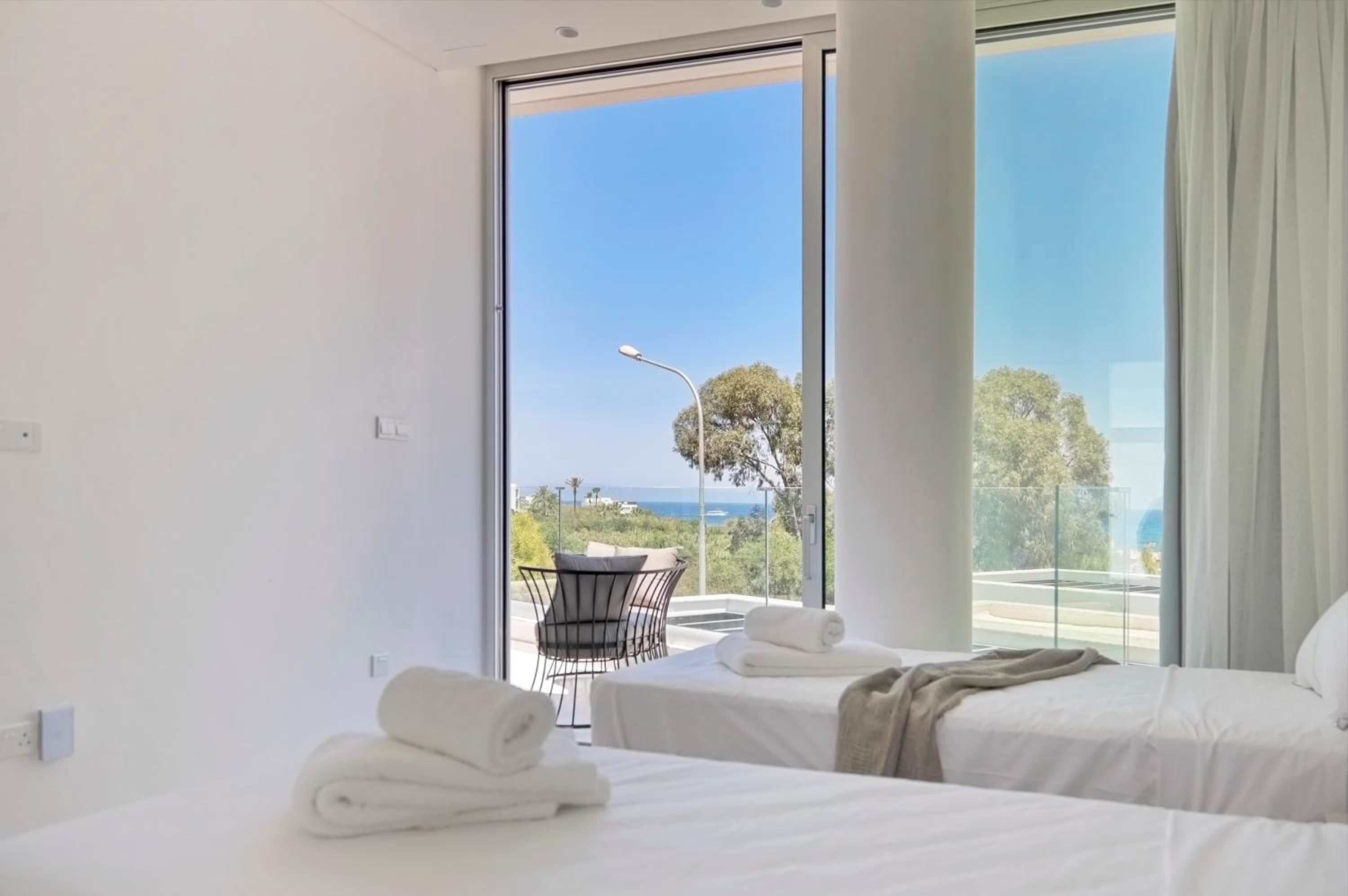 Seaview Luxury Villa Jacuzzi & Pool! 2 Min Beach