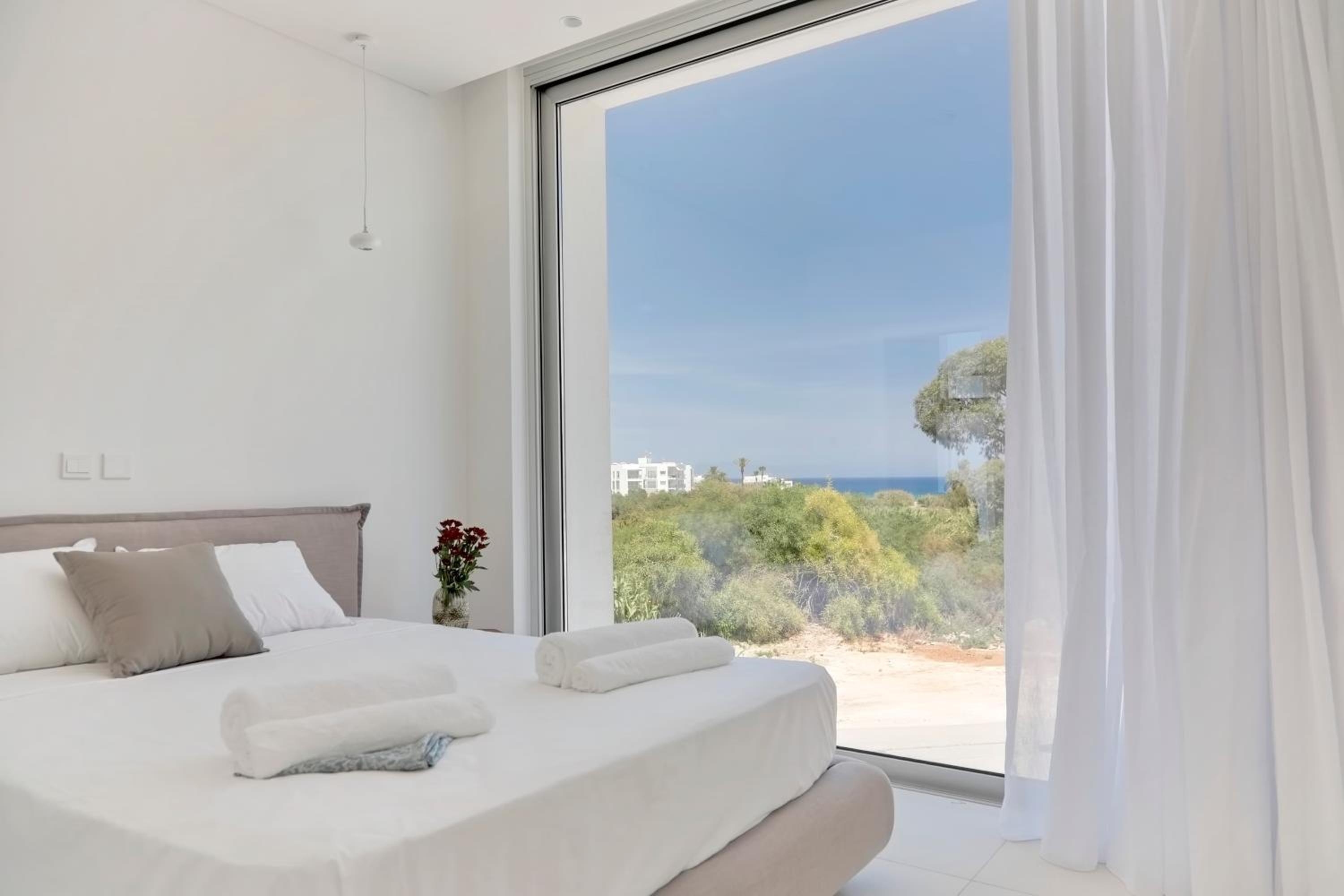 Seaview Luxury Villa Jacuzzi & Pool! 2 Min Beach