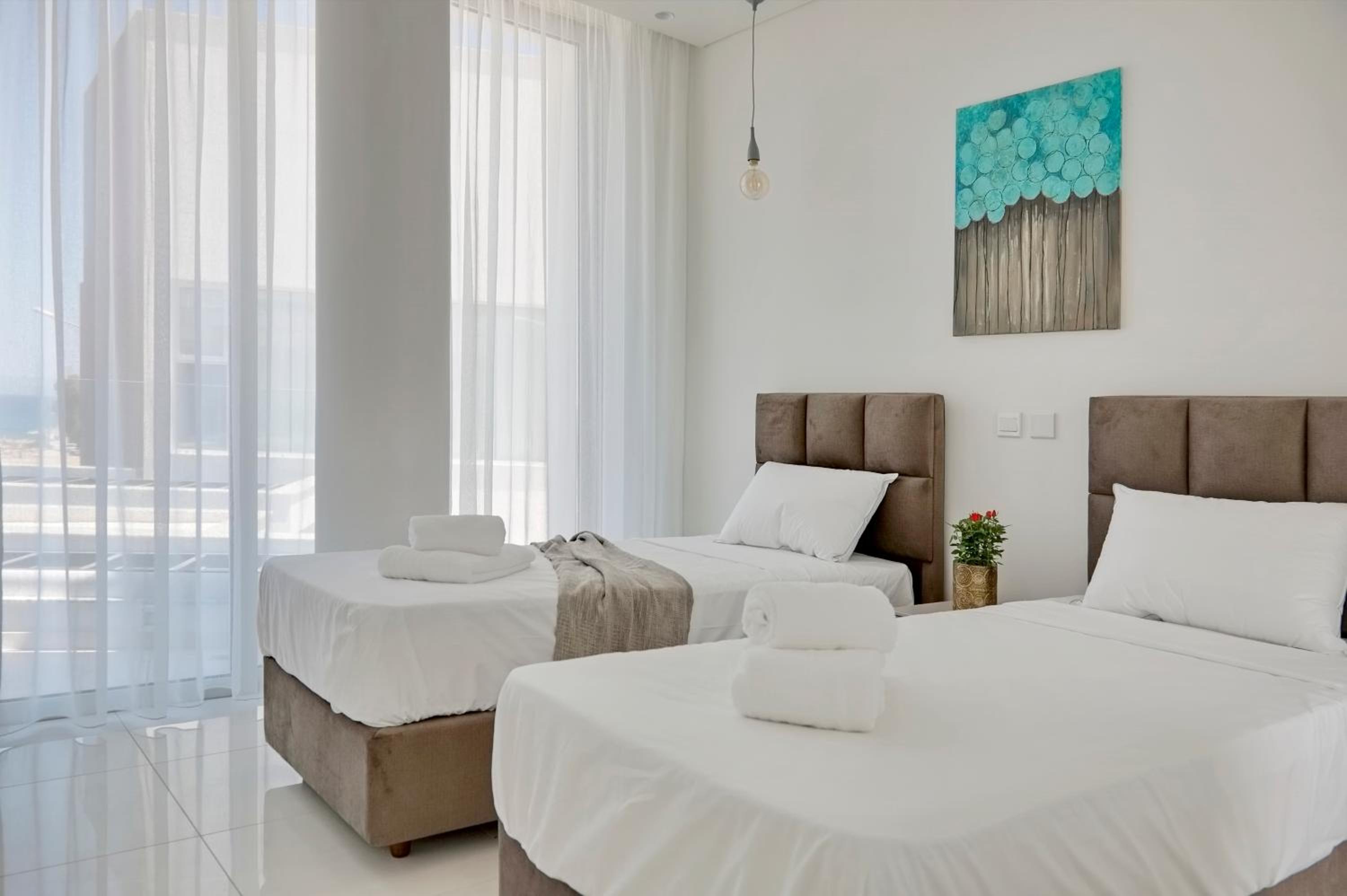 Seaview Luxury Villa Jacuzzi & Pool! 2 Min Beach