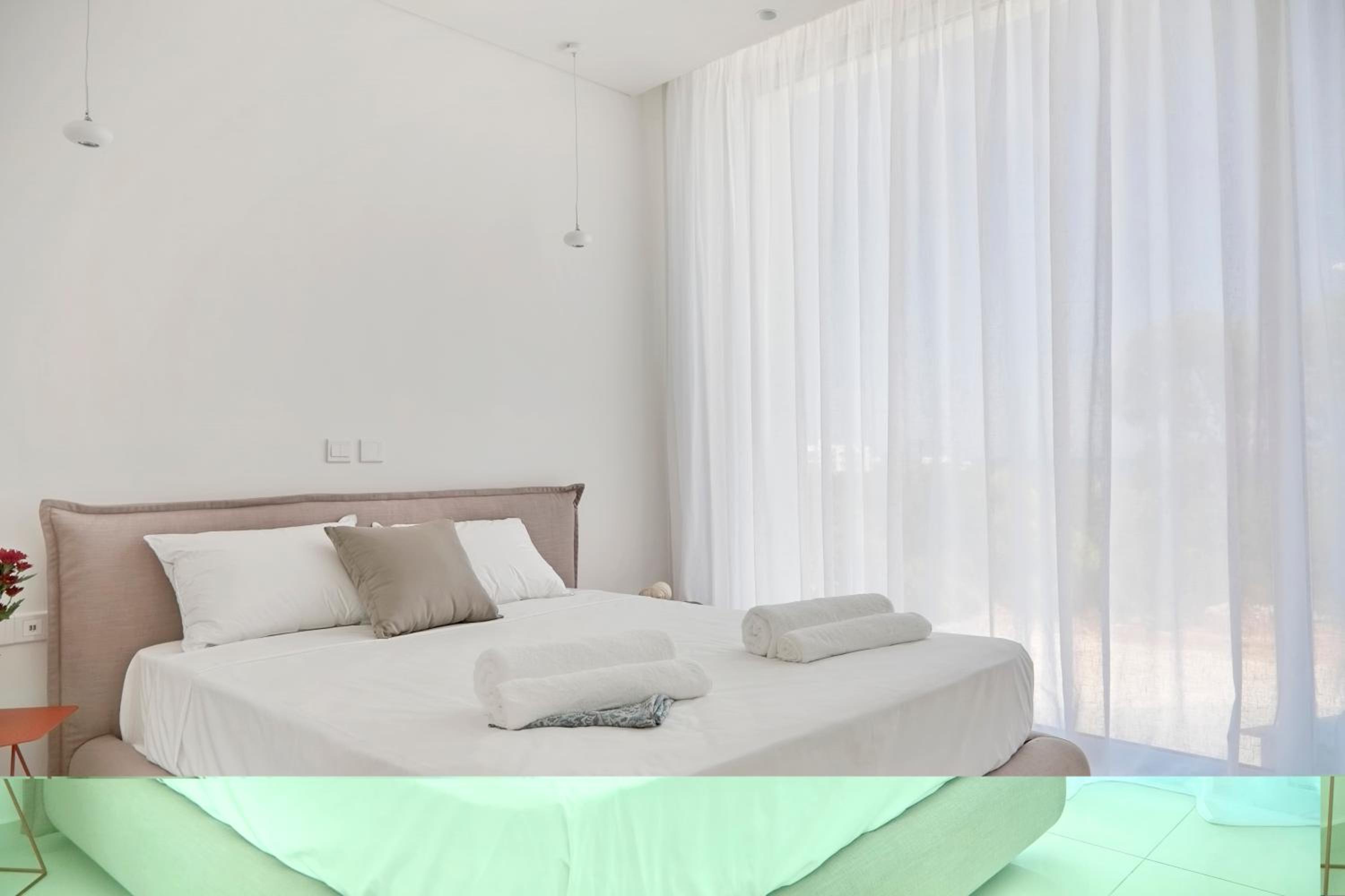 Seaview Luxury Villa Jacuzzi & Pool! 2 Min Beach