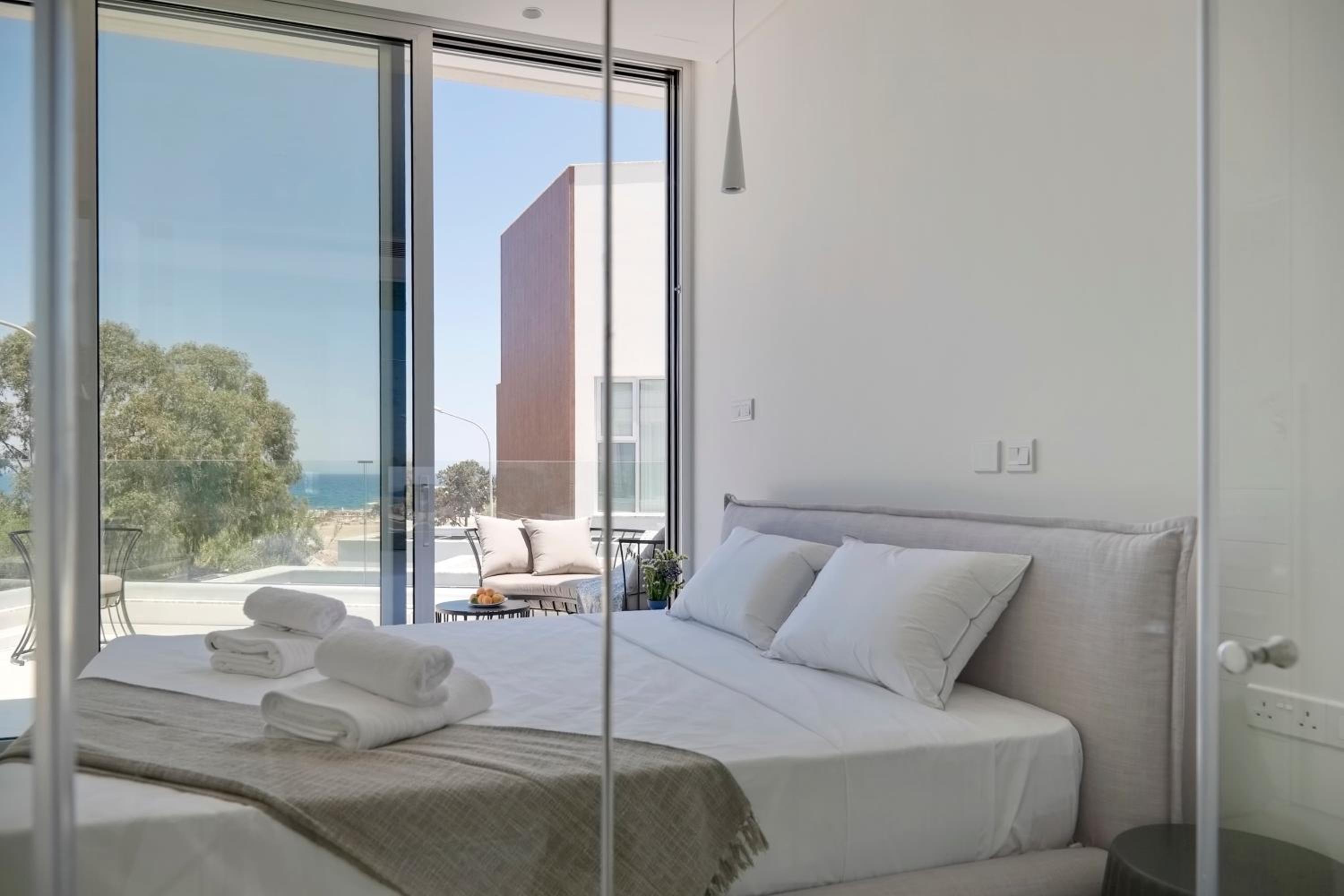 Seaview Luxury Villa Jacuzzi & Pool! 2 Min Beach