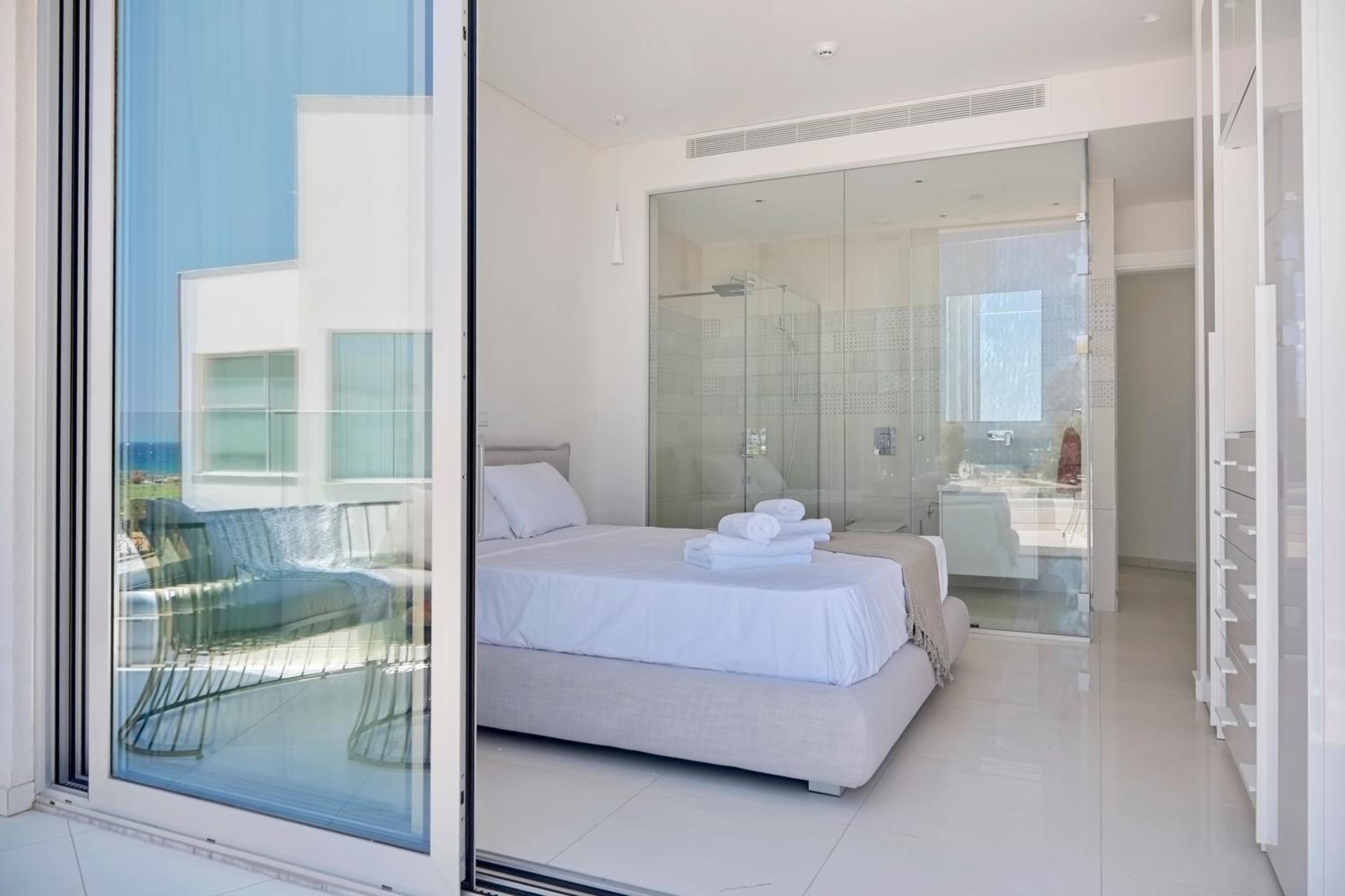 Seaview Luxury Villa Jacuzzi & Pool! 2 Min Beach