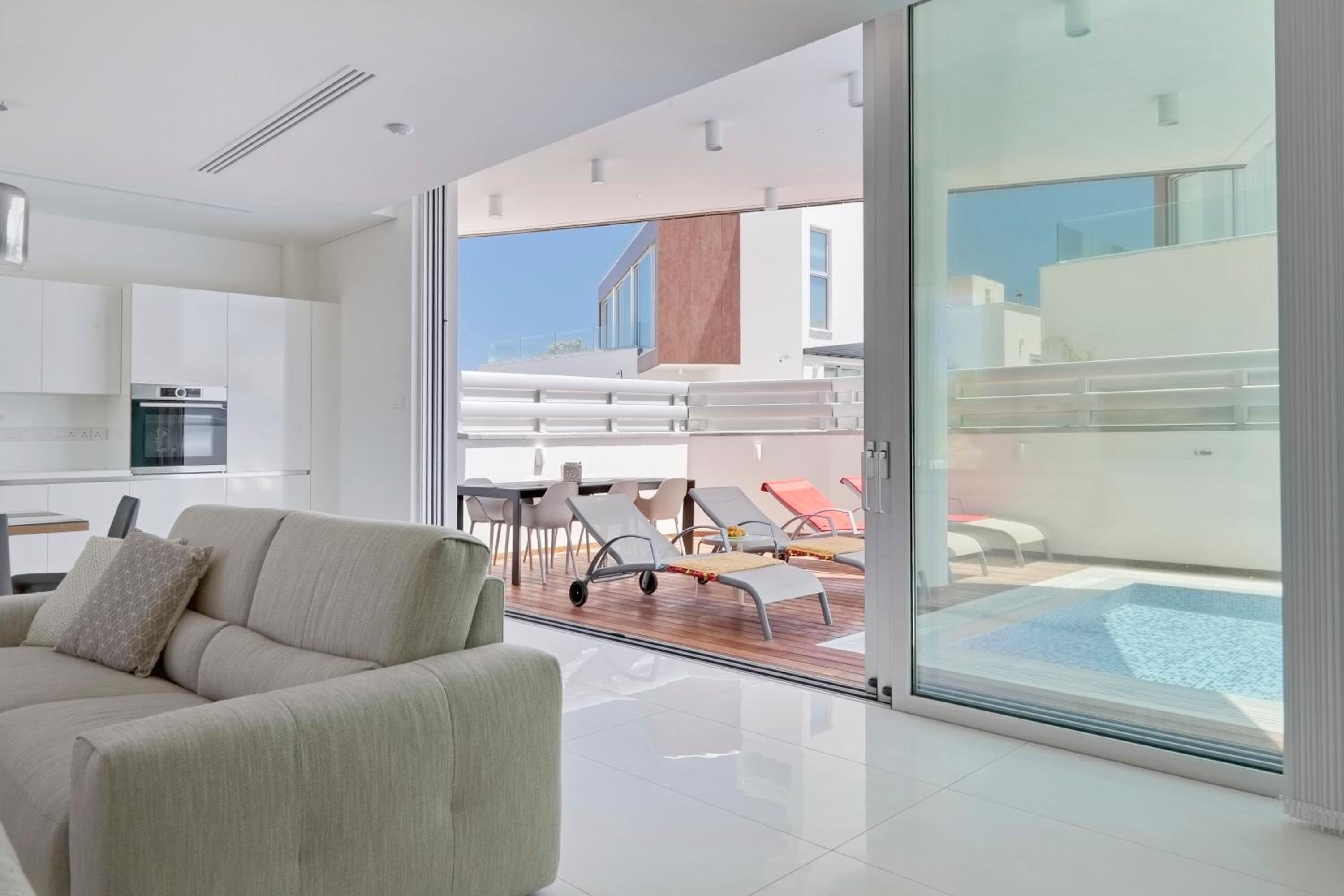 Seaview Luxury Villa Jacuzzi & Pool! 2 Min Beach