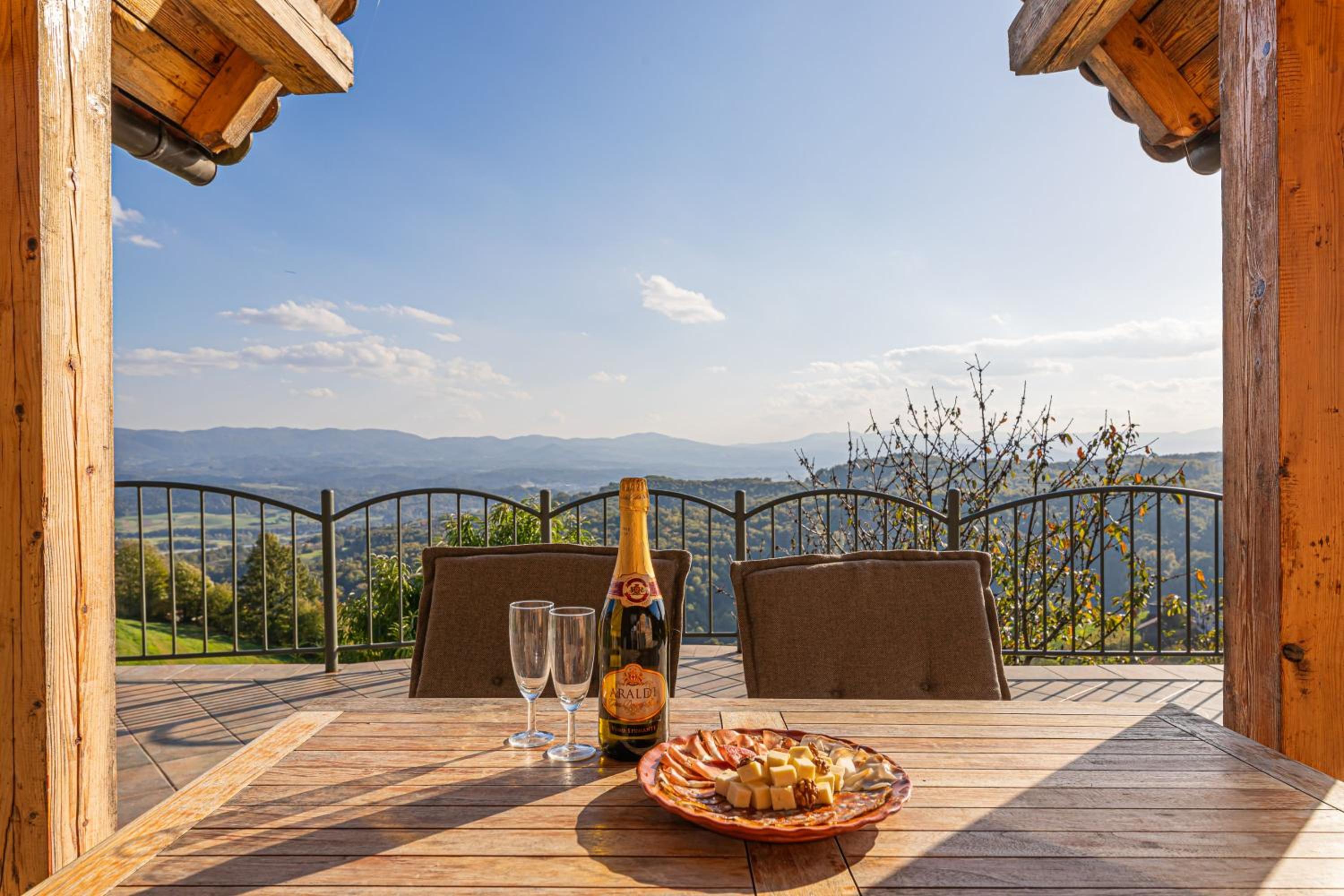 Vineyard Chalet Hansel and Gretel - Happy Rentals view 3