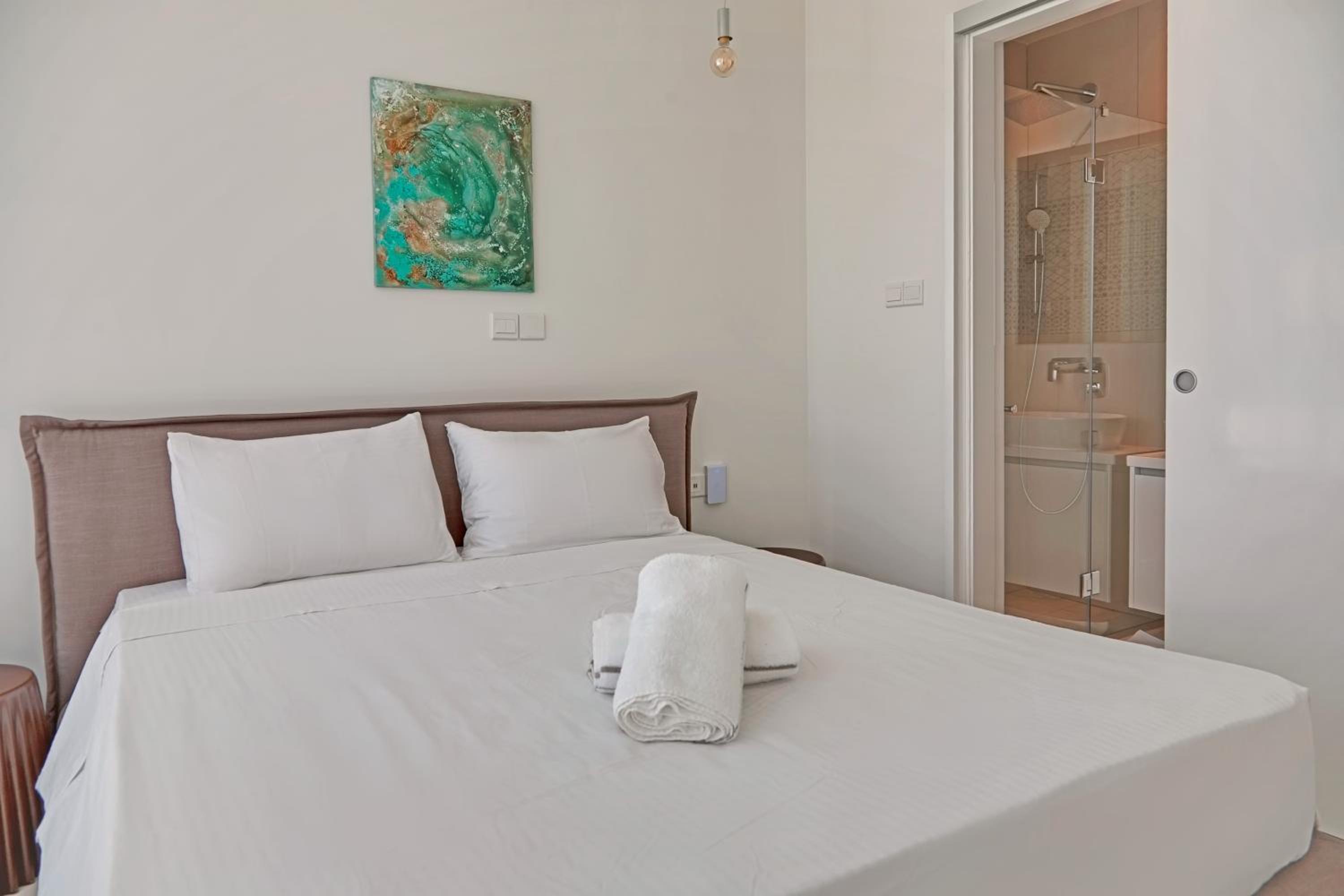 Seaview Luxury Villa Jacuzzi & Pool! 2 Min Beach