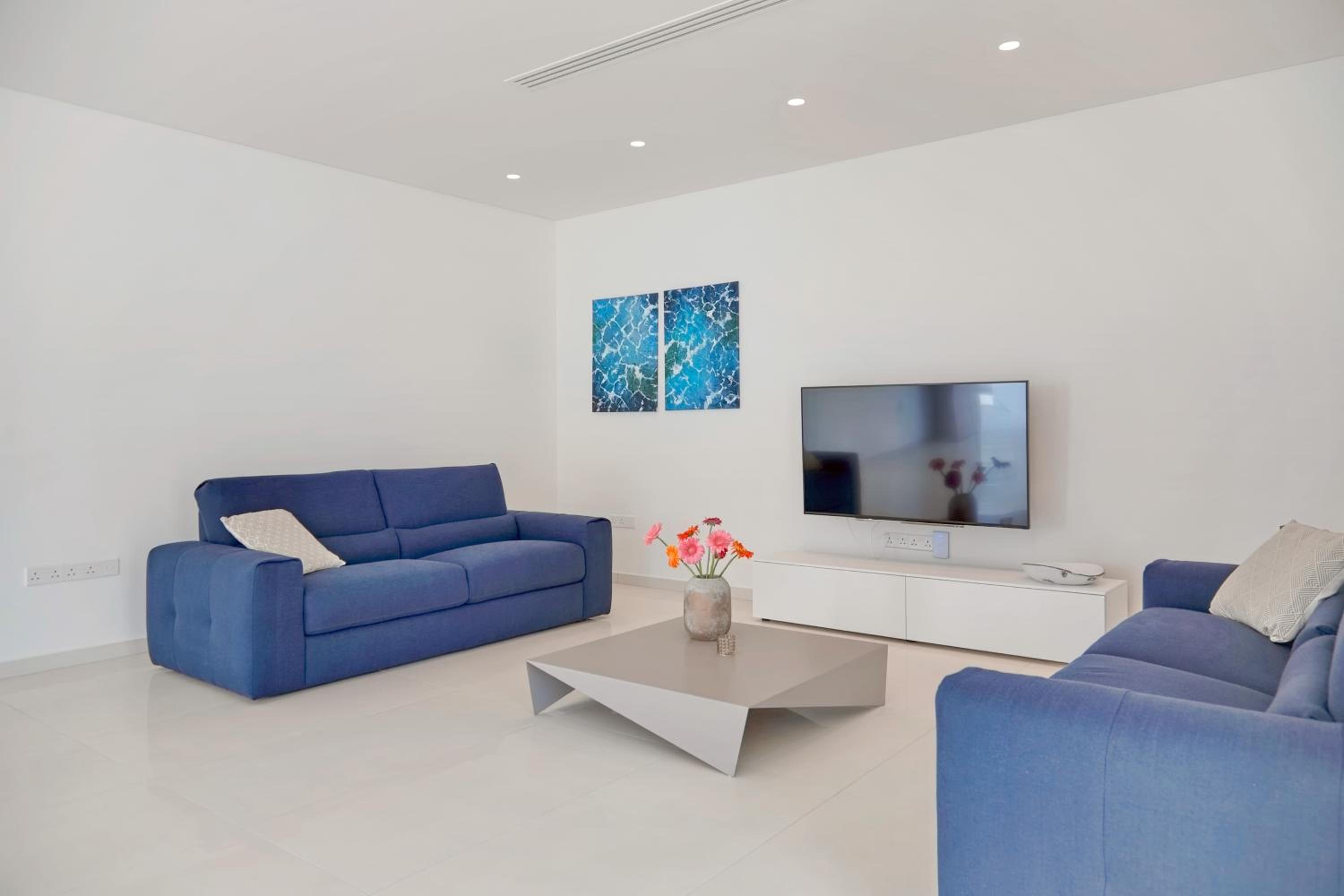 Seaview Luxury Villa Jacuzzi & Pool! 2 Min Beach
