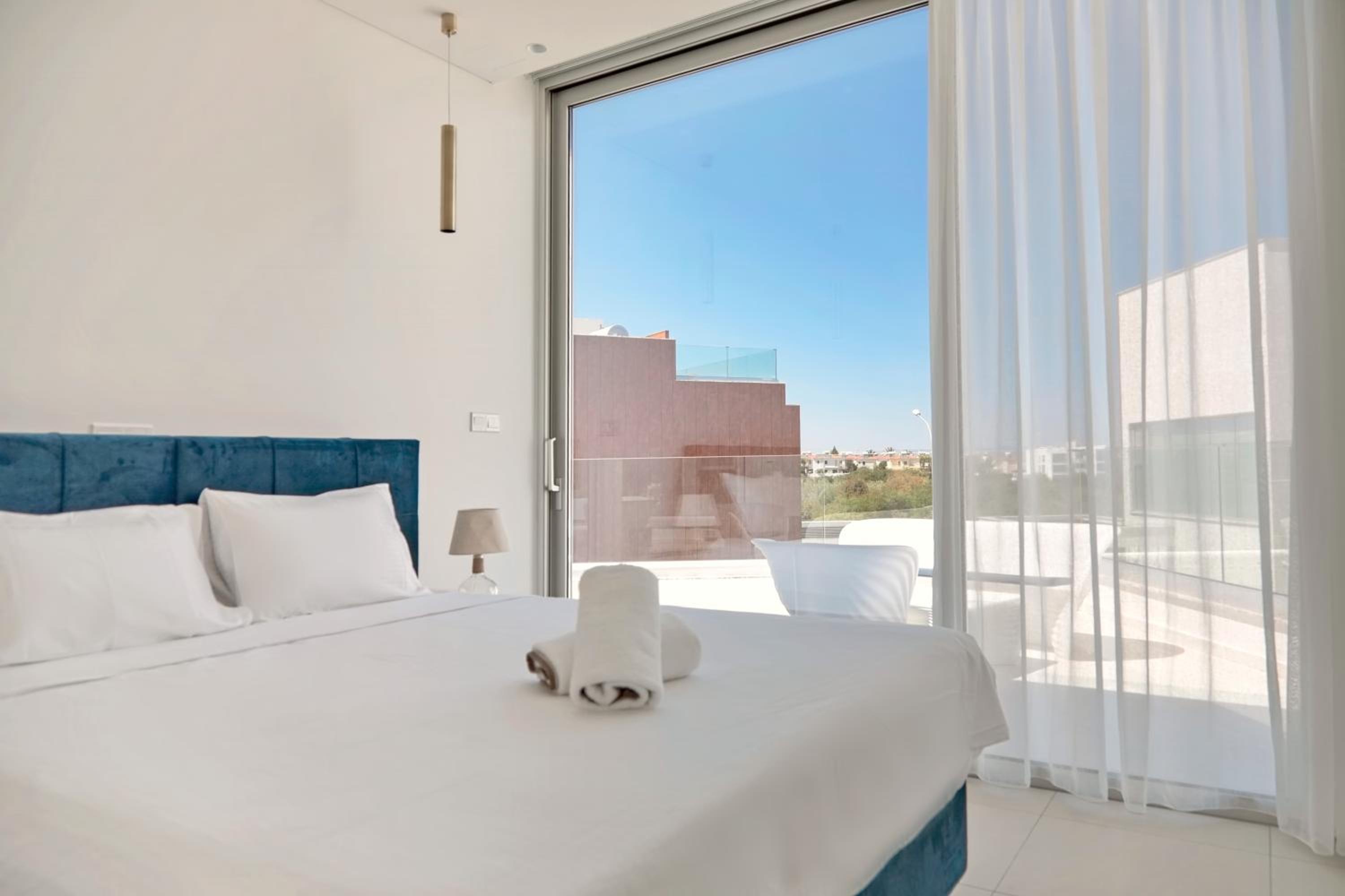 Seaview Luxury Villa Jacuzzi & Pool! 2 Min Beach