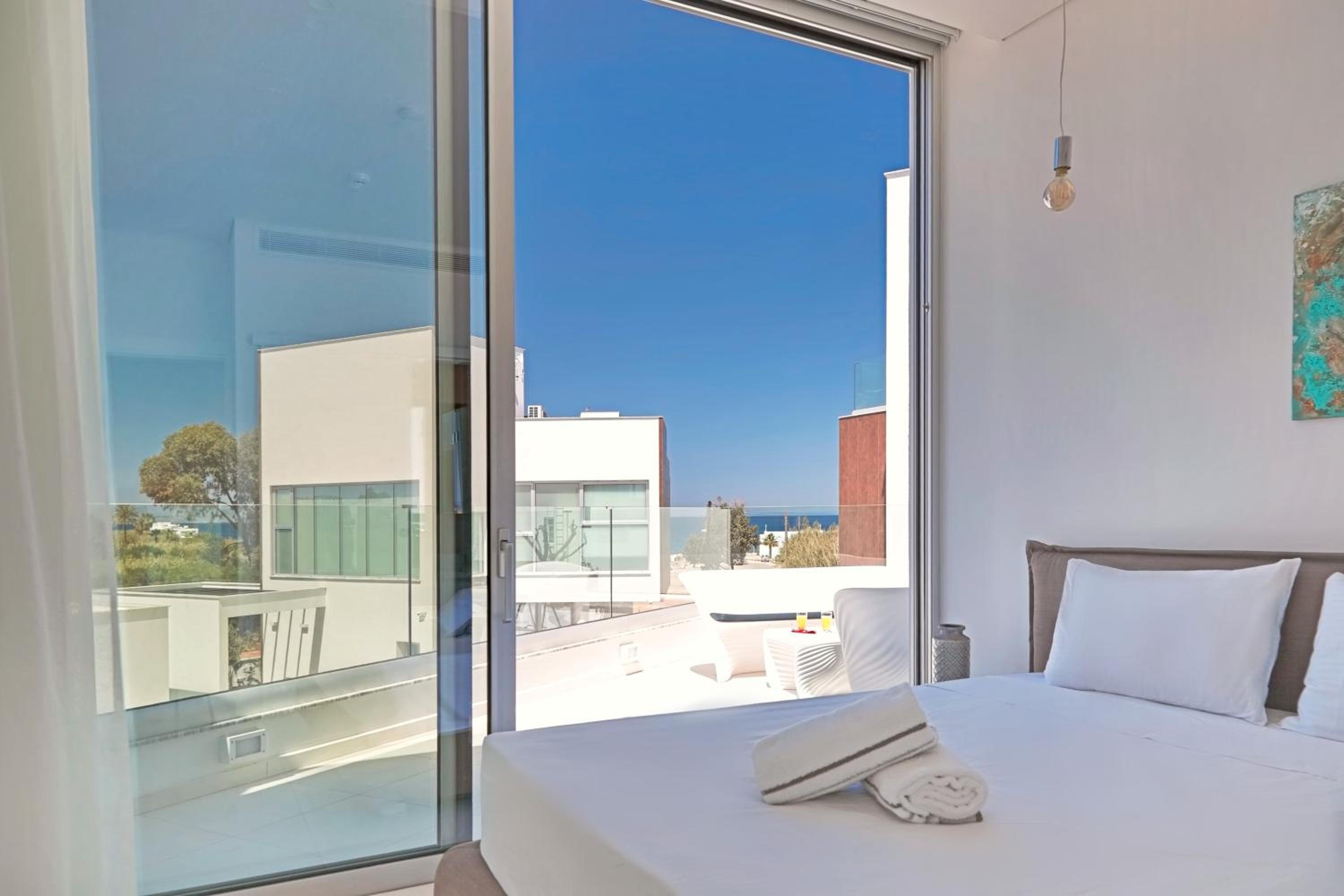Seaview Luxury Villa Jacuzzi & Pool! 2 Min Beach