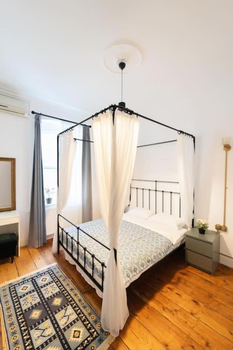 Apartment in the historical passage in Galata