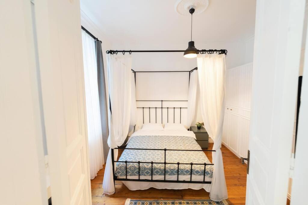 Apartment in the historical passage in Galata