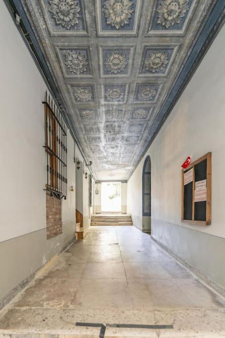 Apartment in the historical passage in Galata
