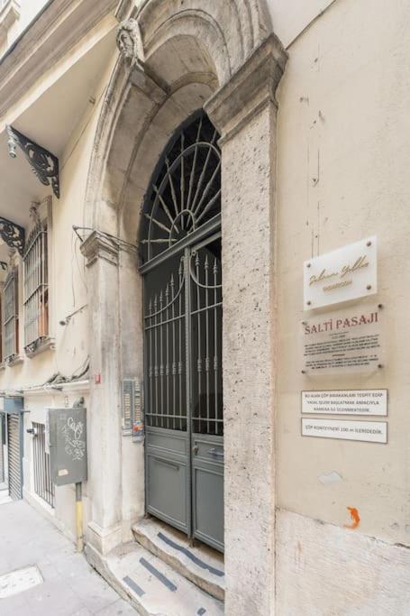 Apartment in the historical passage in Galata