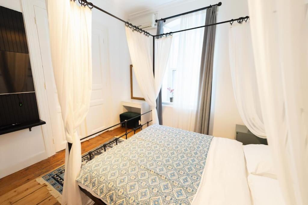 Apartment in the historical passage in Galata