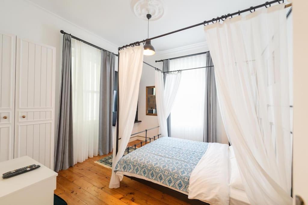 Apartment in the historical passage in Galata