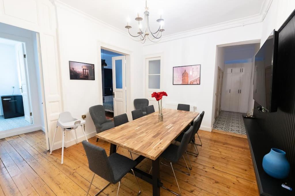 Apartment in the historical passage in Galata