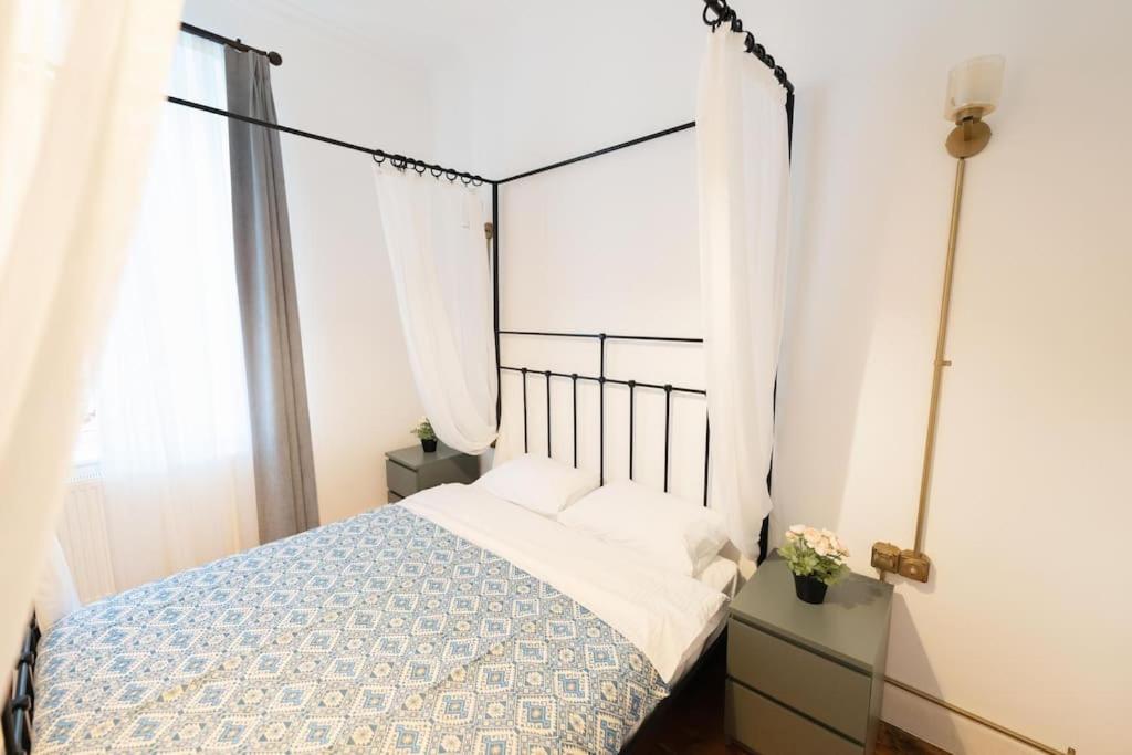 Apartment in the historical passage in Galata